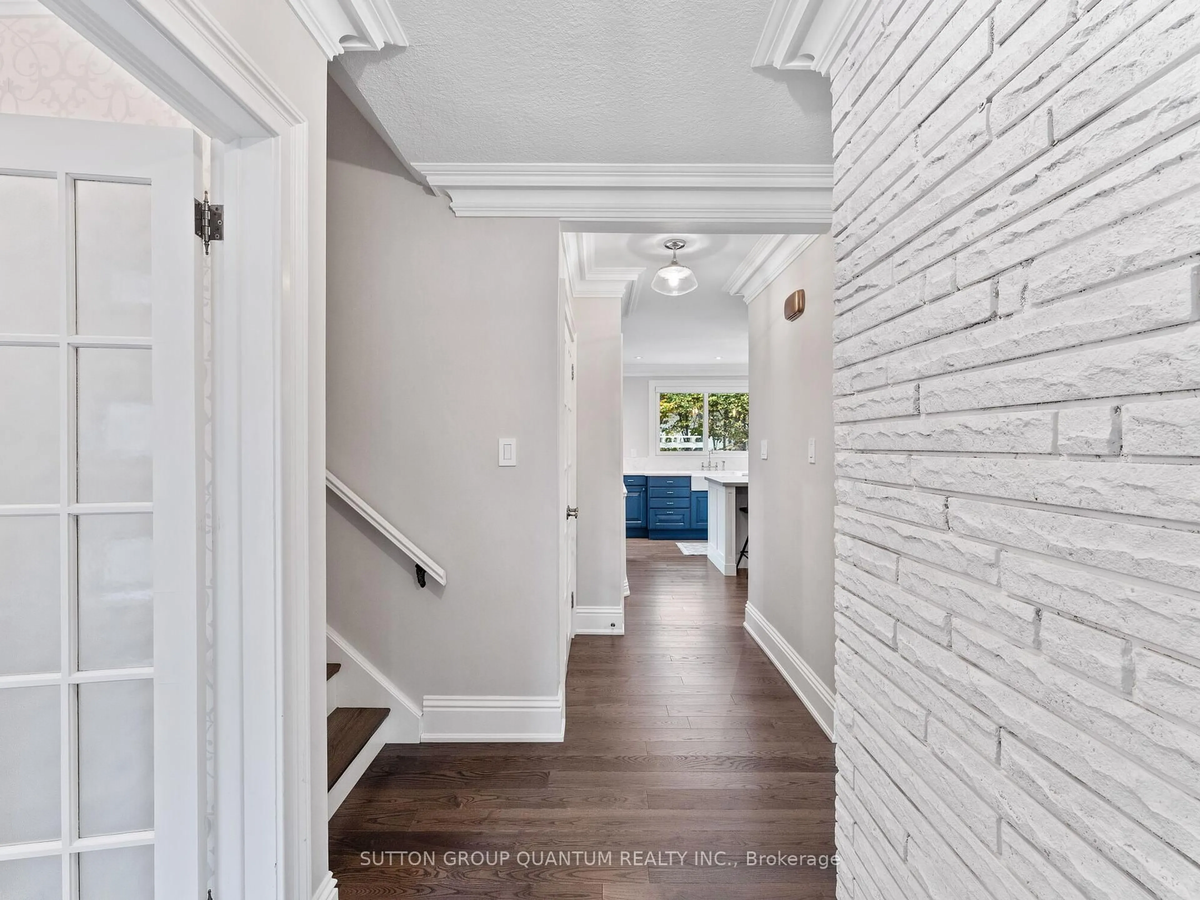 Indoor entryway for 569 Indian Rd, Mississauga Ontario L5H 1R1