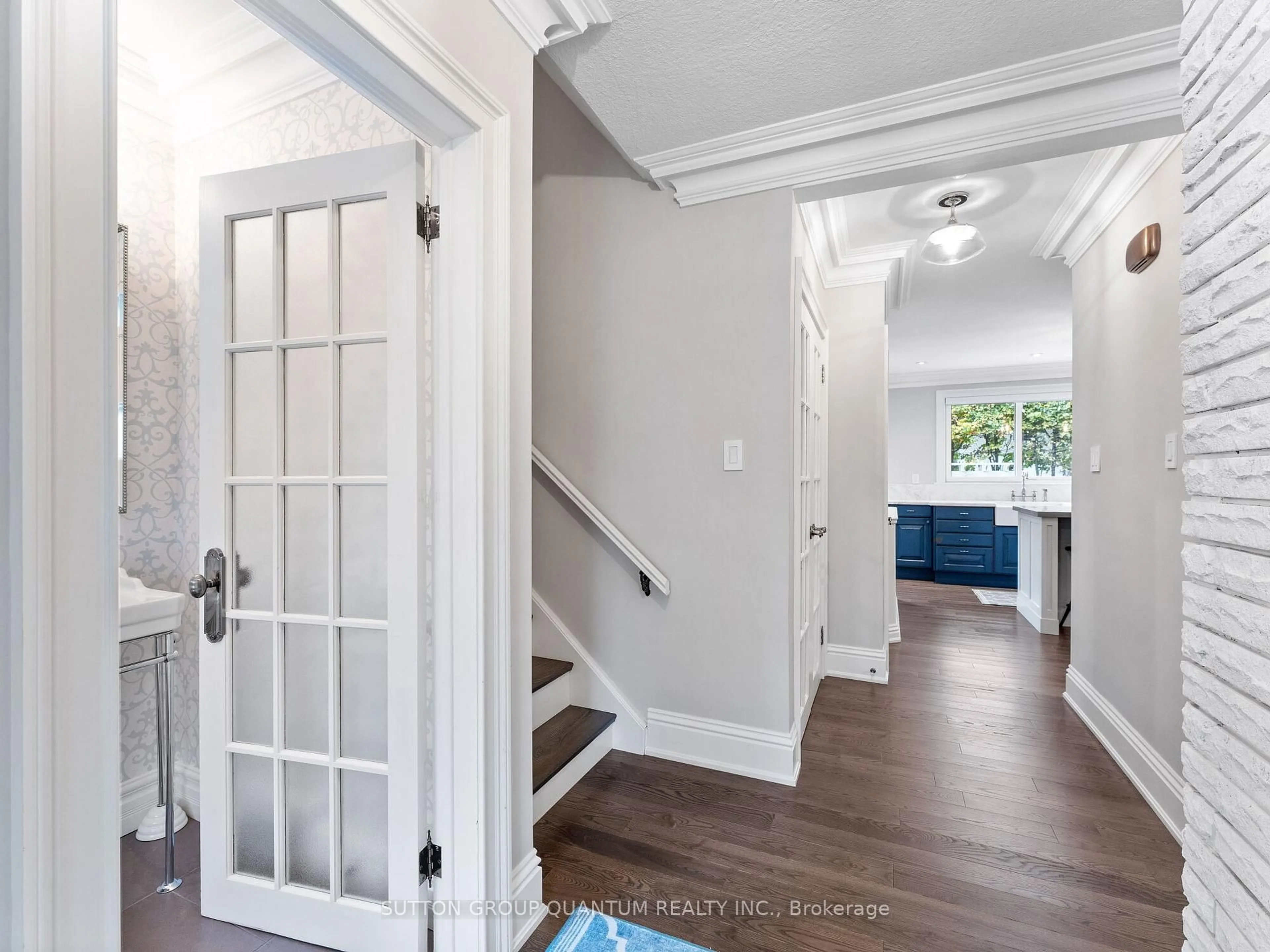 Indoor entryway for 569 Indian Rd, Mississauga Ontario L5H 1R1