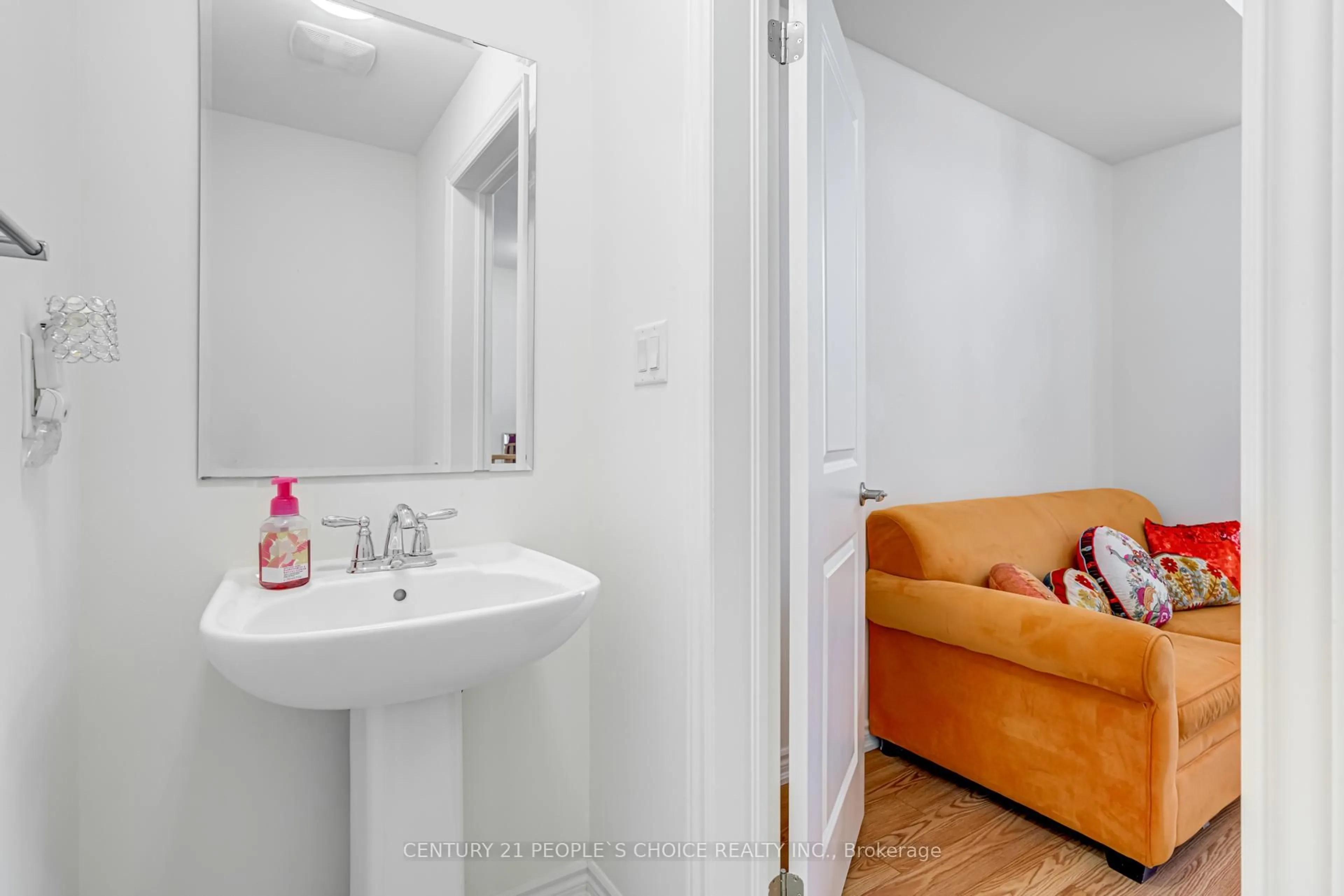 Standard bathroom, ceramic/tile floor for 40 Purple Sage Dr, Brampton Ontario L6P 4N9