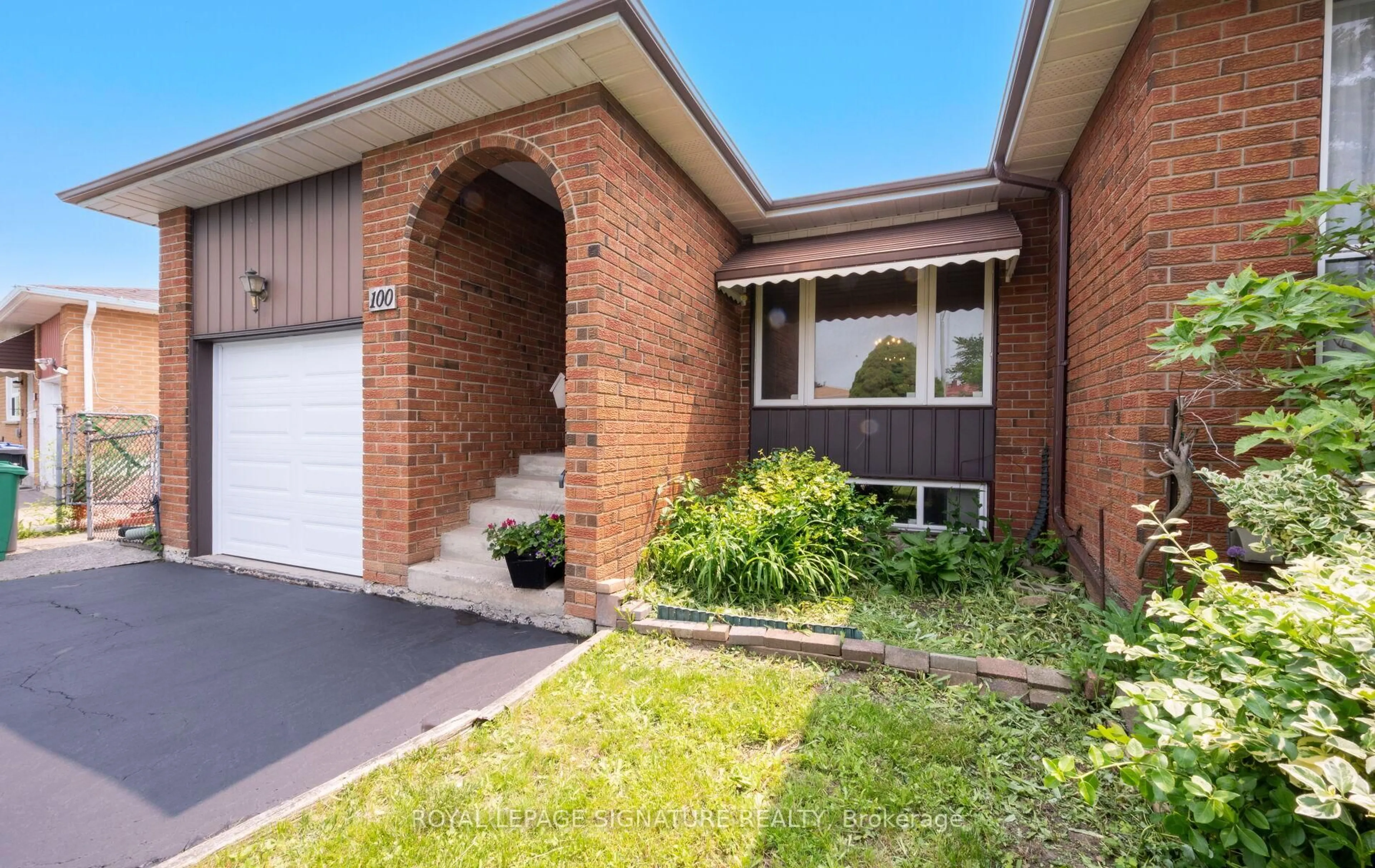 Home with brick exterior material, street for 100 Madison St, Brampton Ontario L6S 3C5