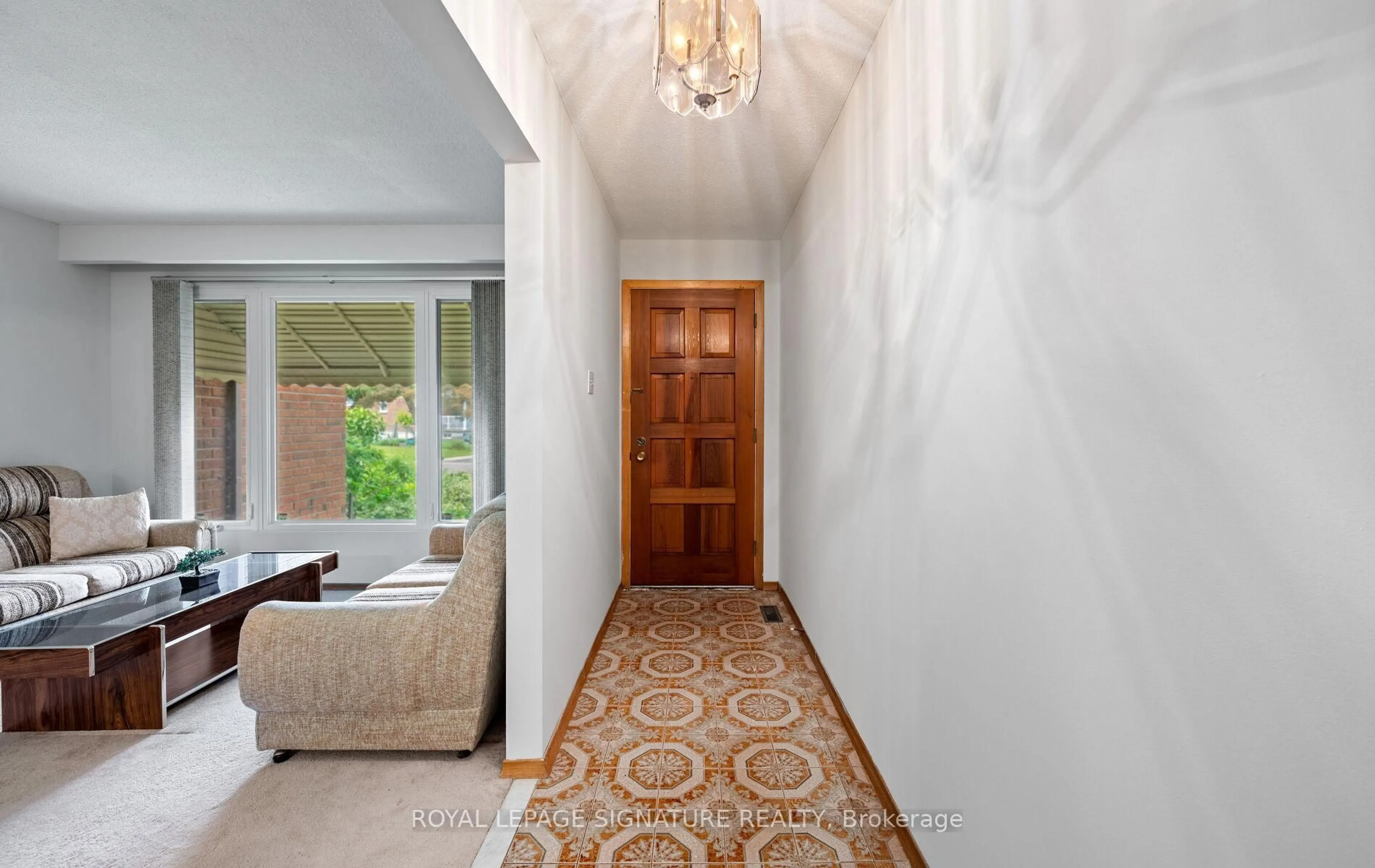 Indoor foyer for 100 Madison St, Brampton Ontario L6S 3C5