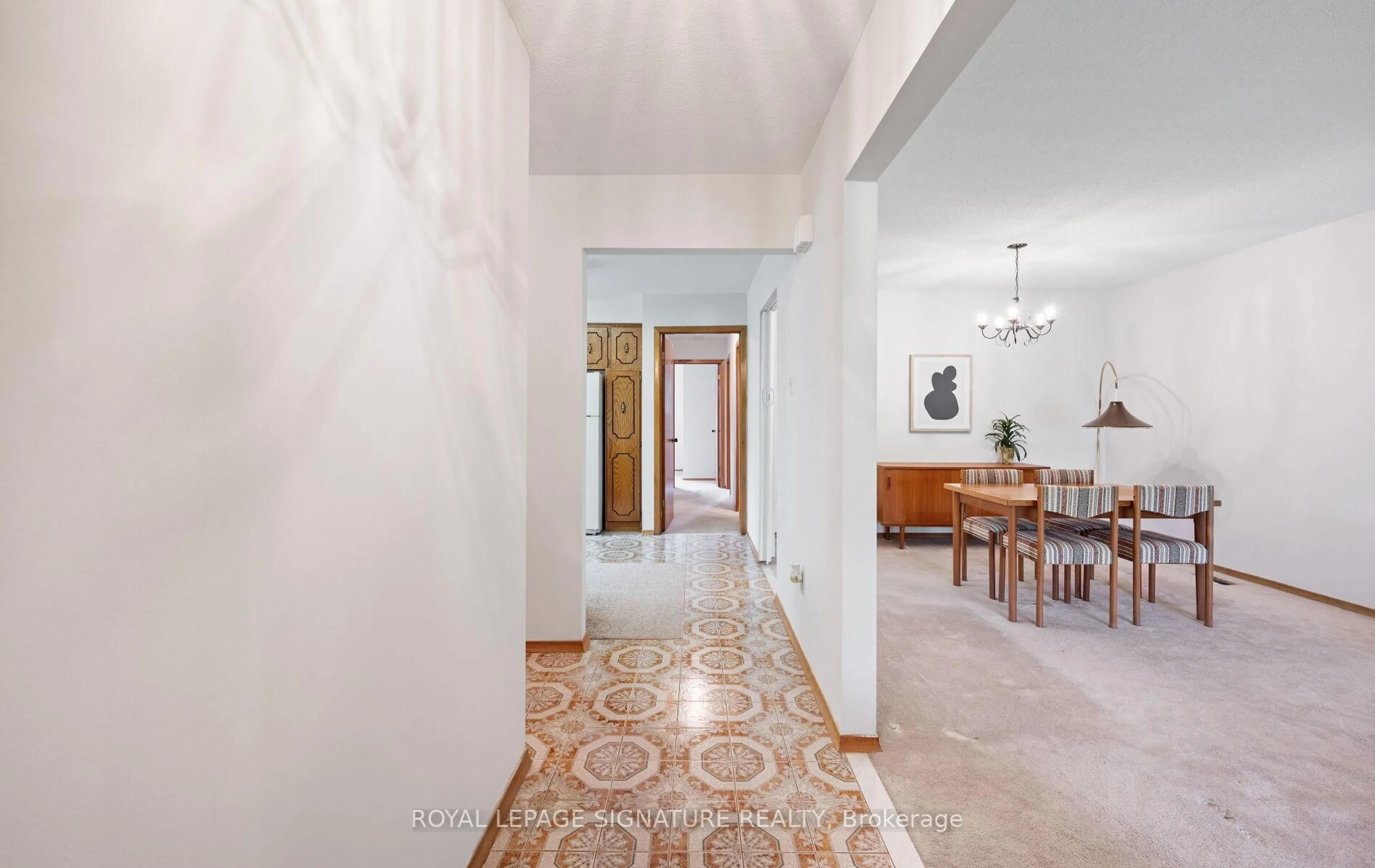 Indoor foyer for 100 Madison St, Brampton Ontario L6S 3C5