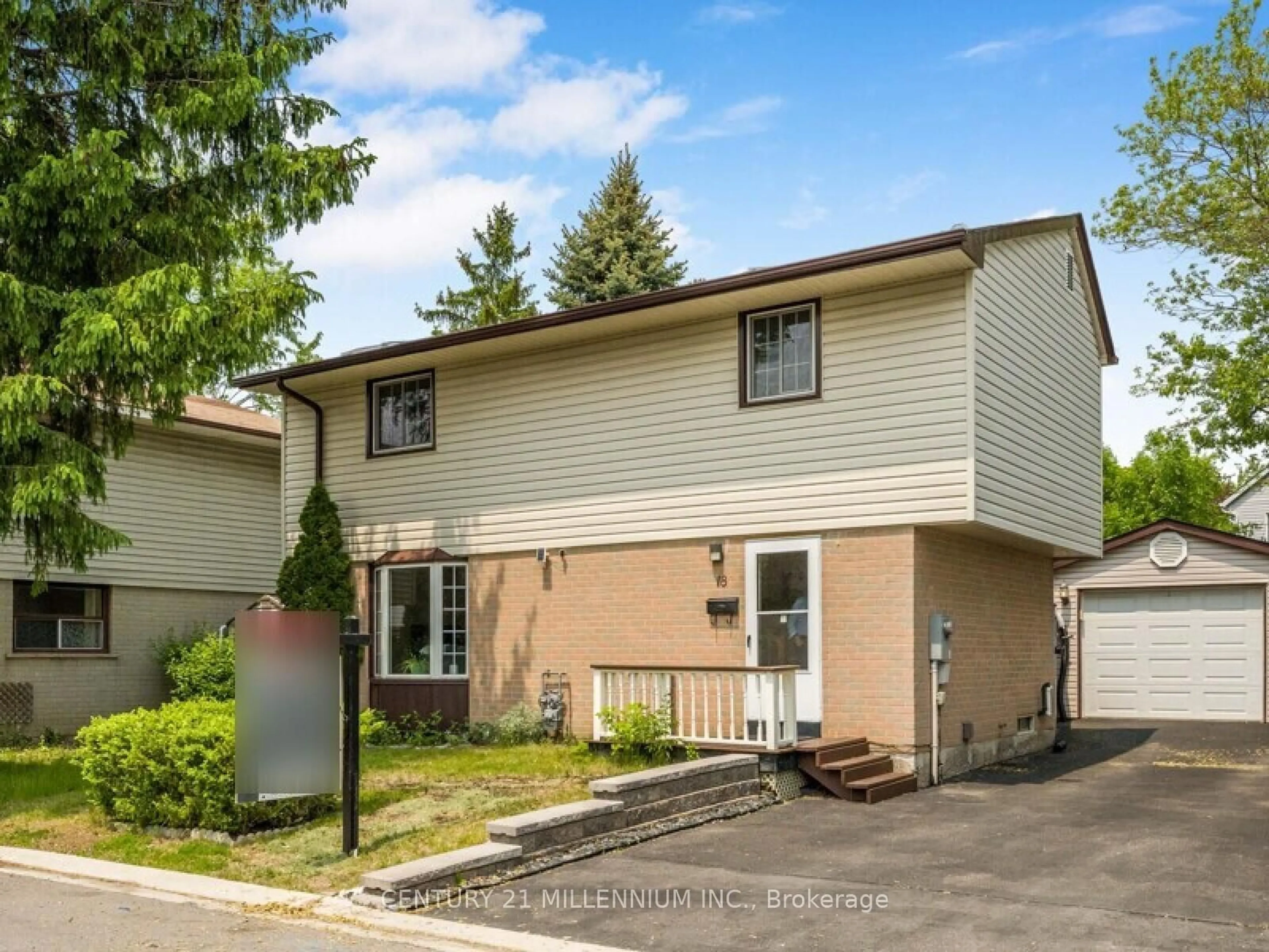 Home with vinyl exterior material, street for 18 Greenhills Sq, Brampton Ontario L6S 2J4
