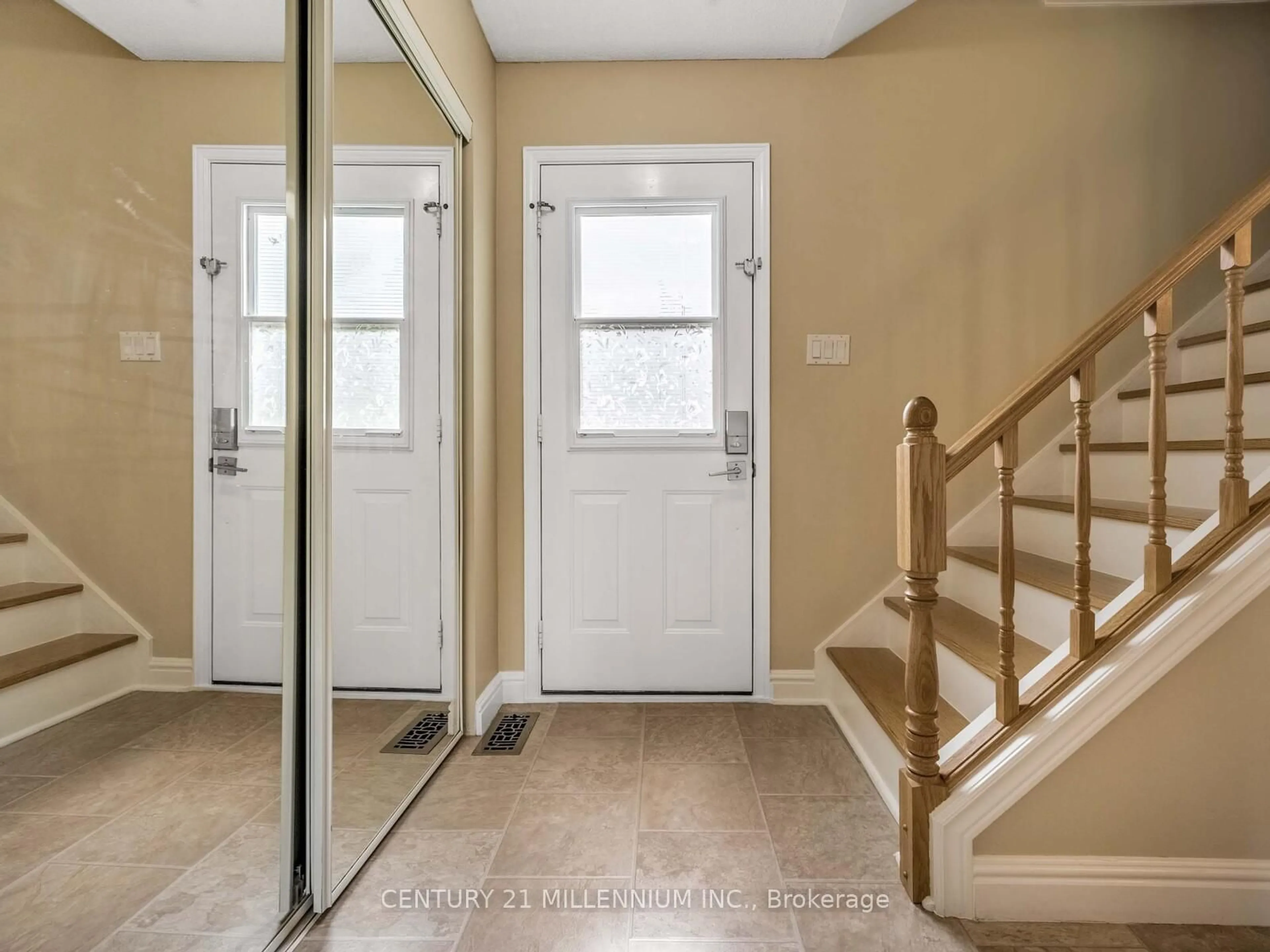 Indoor entryway for 18 Greenhills Sq, Brampton Ontario L6S 2J4