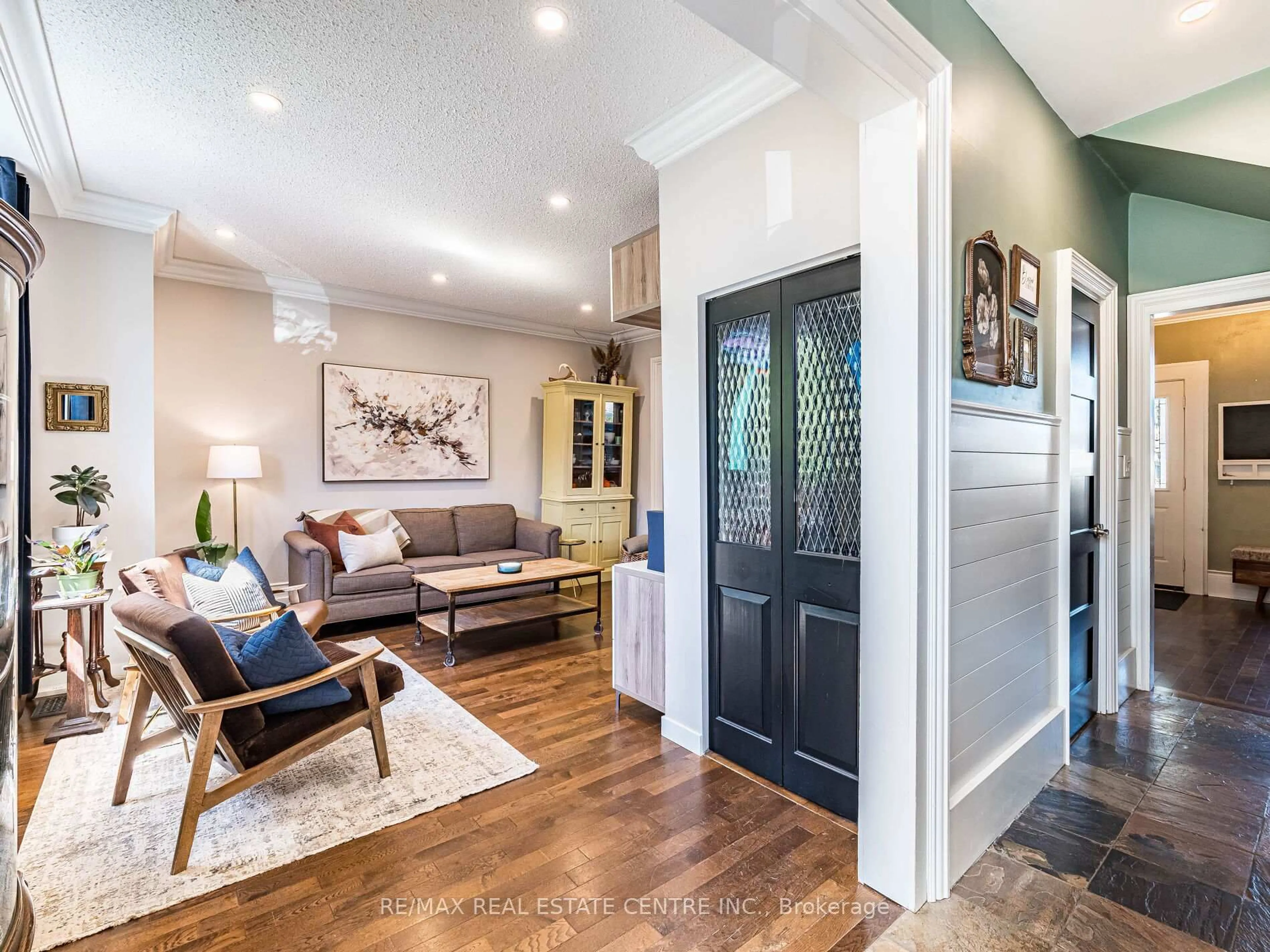 Indoor entryway for 14 Church St, Halton Hills Ontario L7G 2A2
