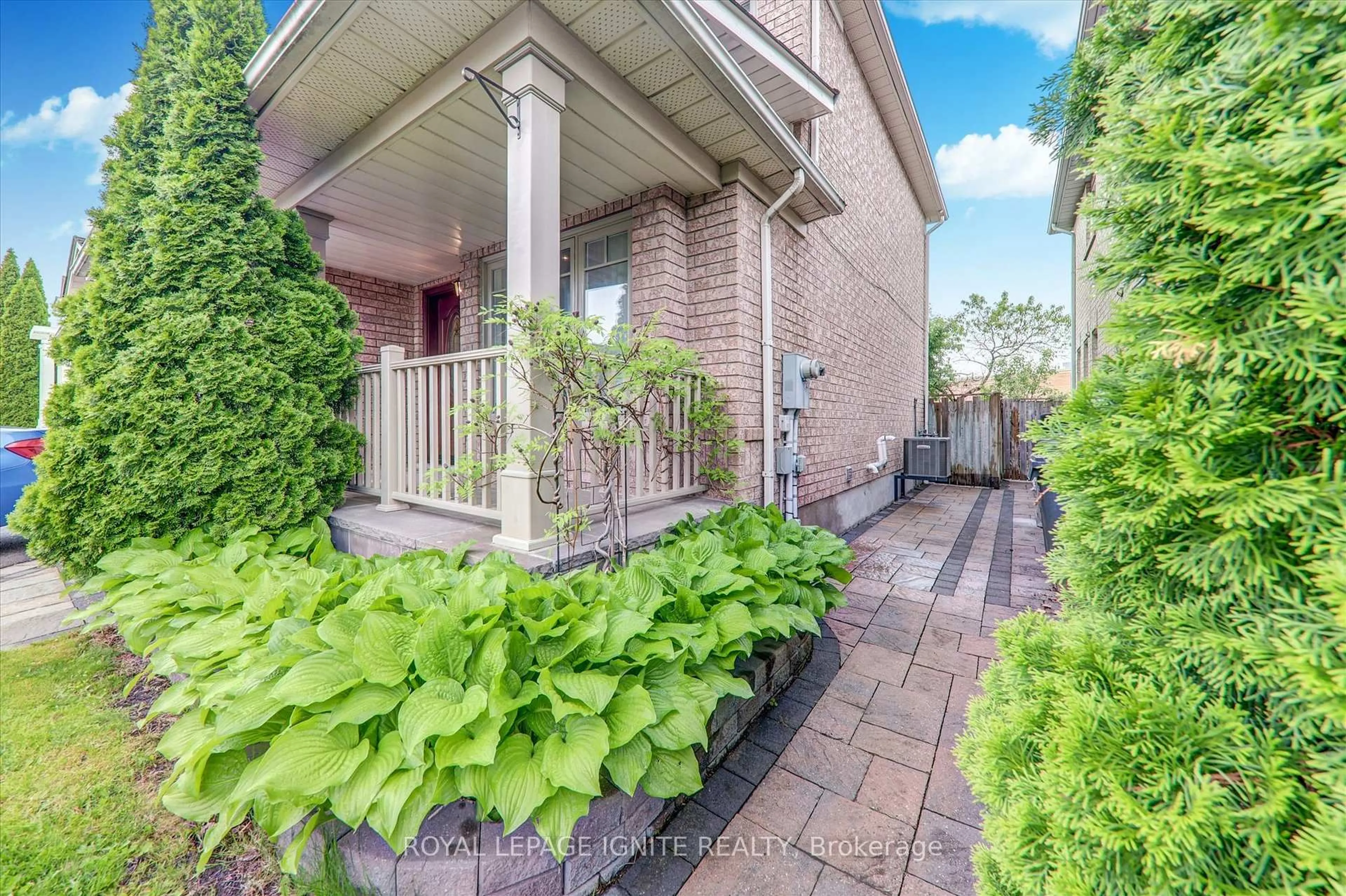 Patio, street for 7226 Torrisdale Lane, Mississauga Ontario L5N 7Y8
