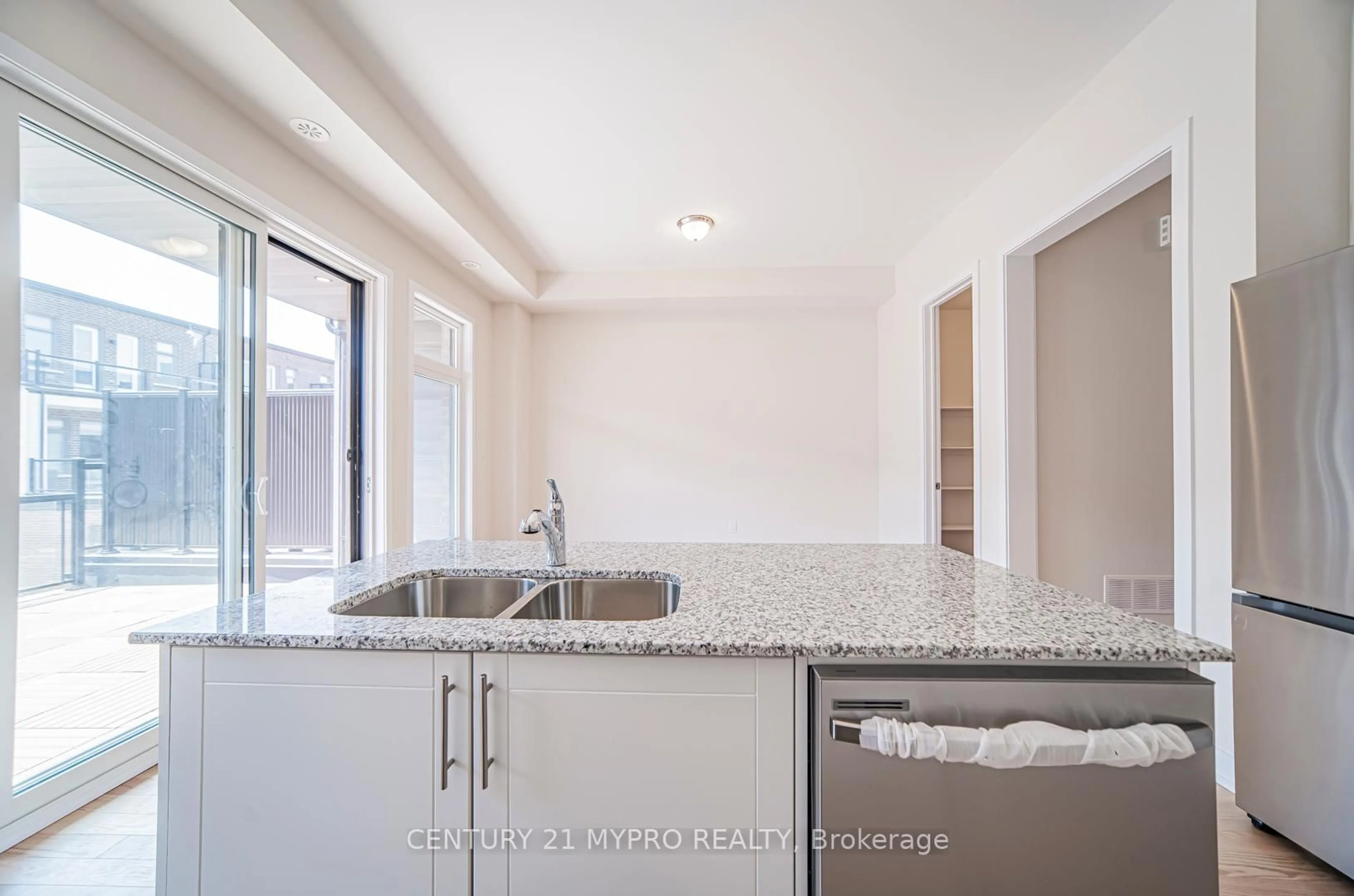 Standard kitchen, unknown for 3050 Perkins Way, Oakville Ontario L6H 7Z3
