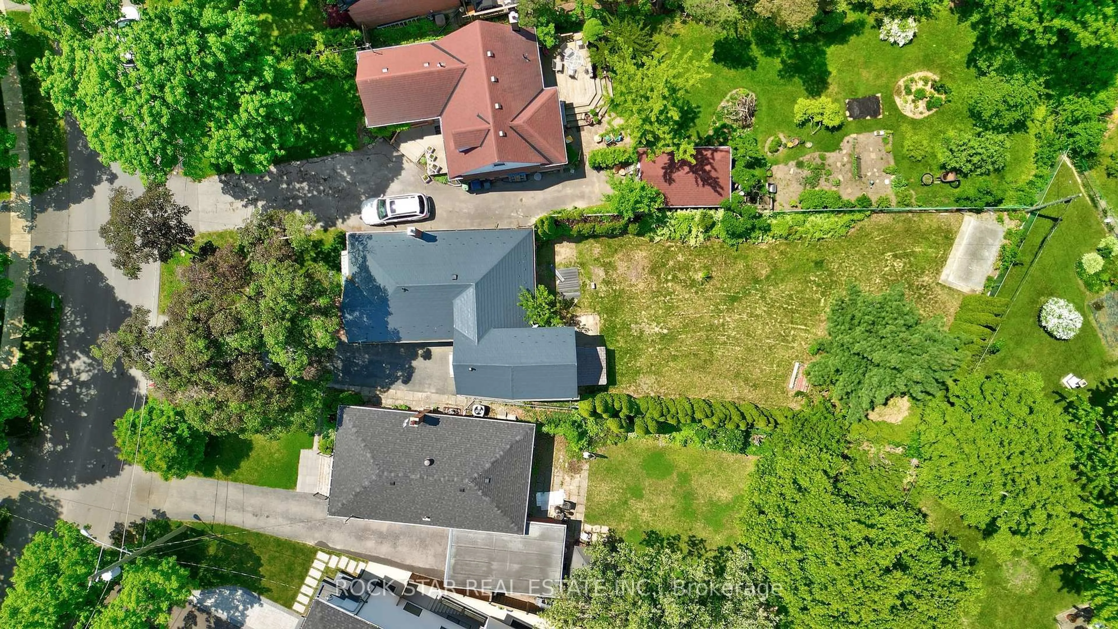 A pic from outside/outdoor area/front of a property/back of a property/a pic from drone, street for 20 Westleigh Cres, Toronto Ontario M8W 3Z7