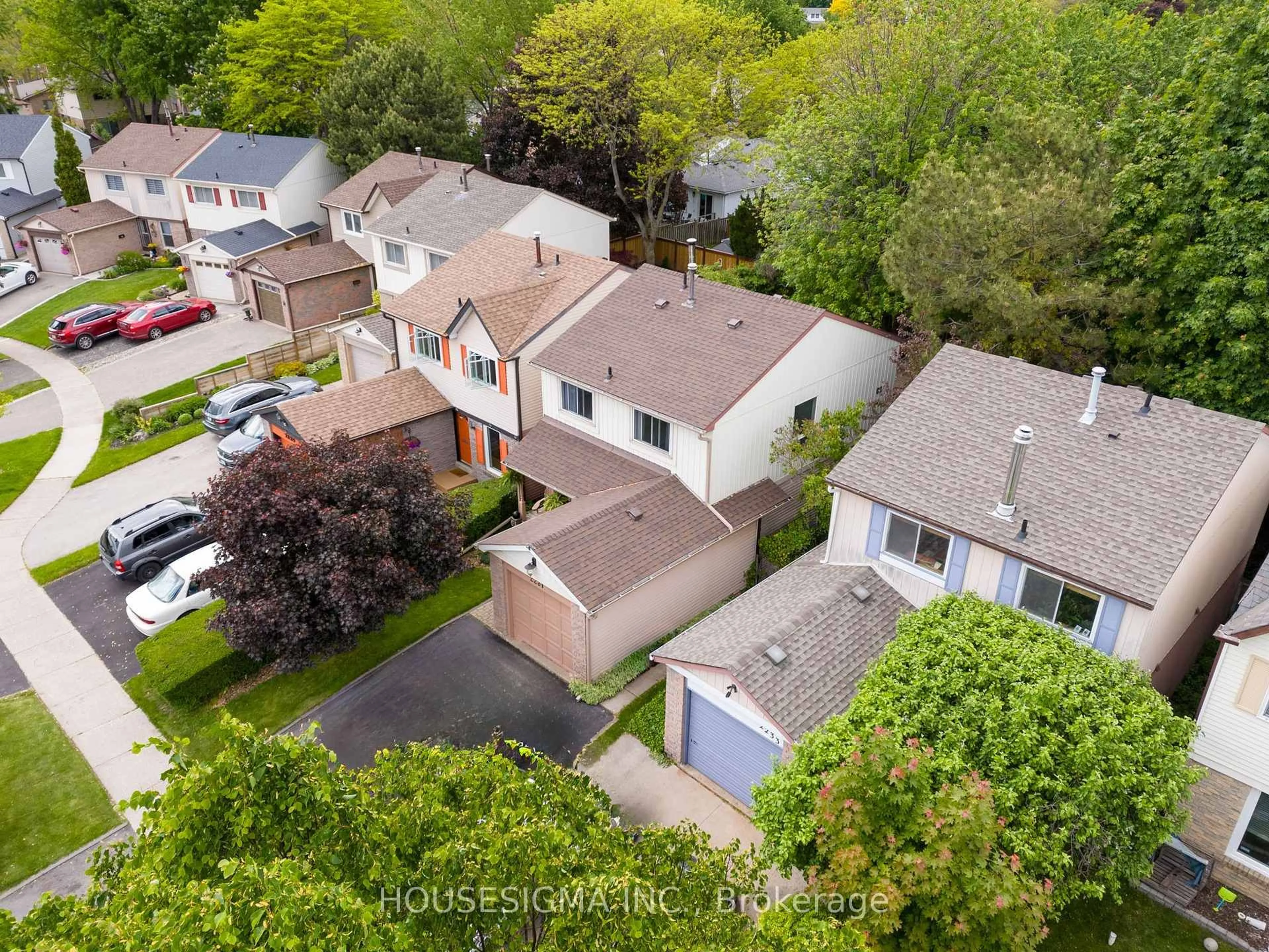 A pic from outside/outdoor area/front of a property/back of a property/a pic from drone, street for 2231 Leominster Dr, Burlington Ontario L7P 3W8