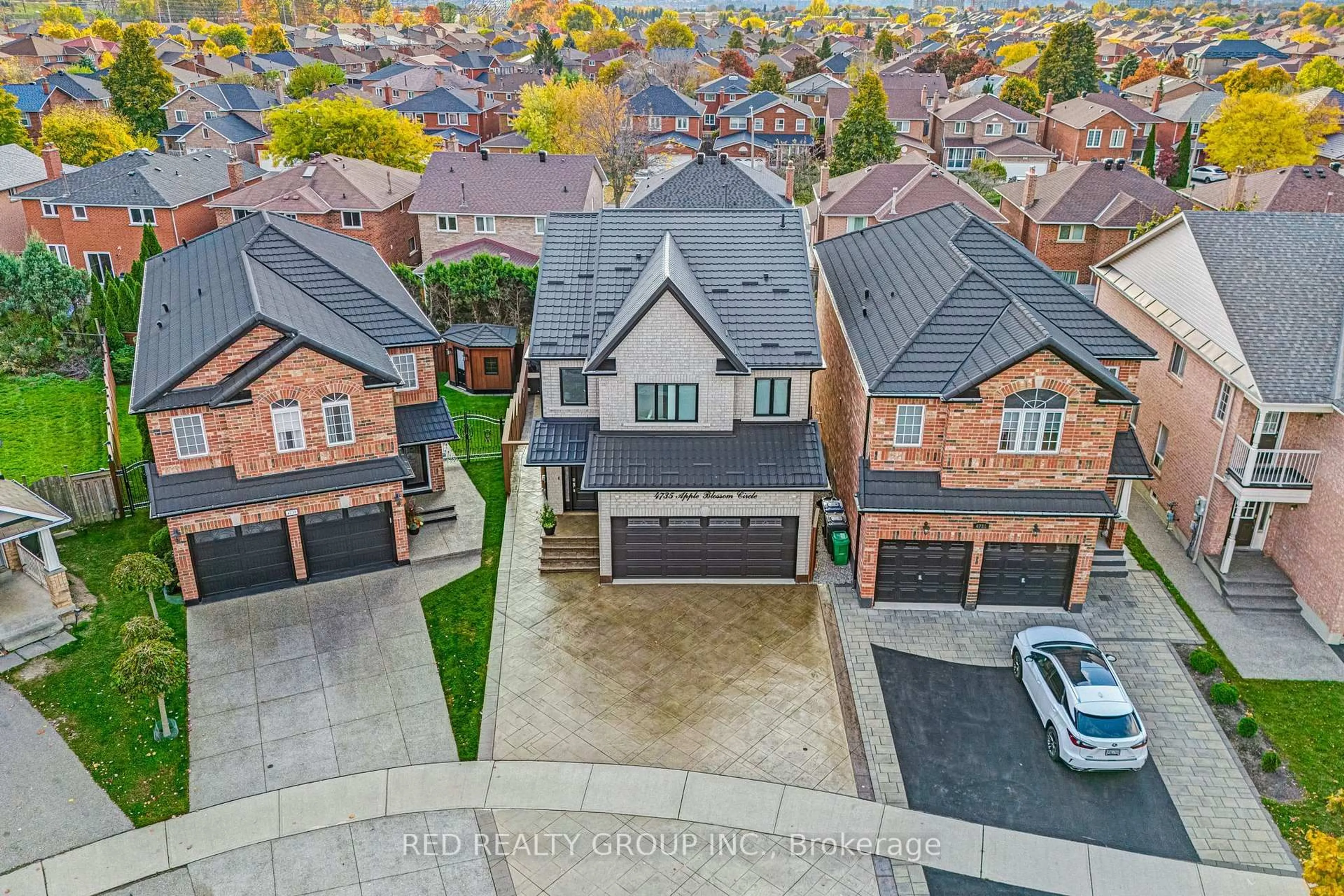 A pic from outside/outdoor area/front of a property/back of a property/a pic from drone, street for 4735 Apple Blossom Circ, Mississauga Ontario L5V 3C7