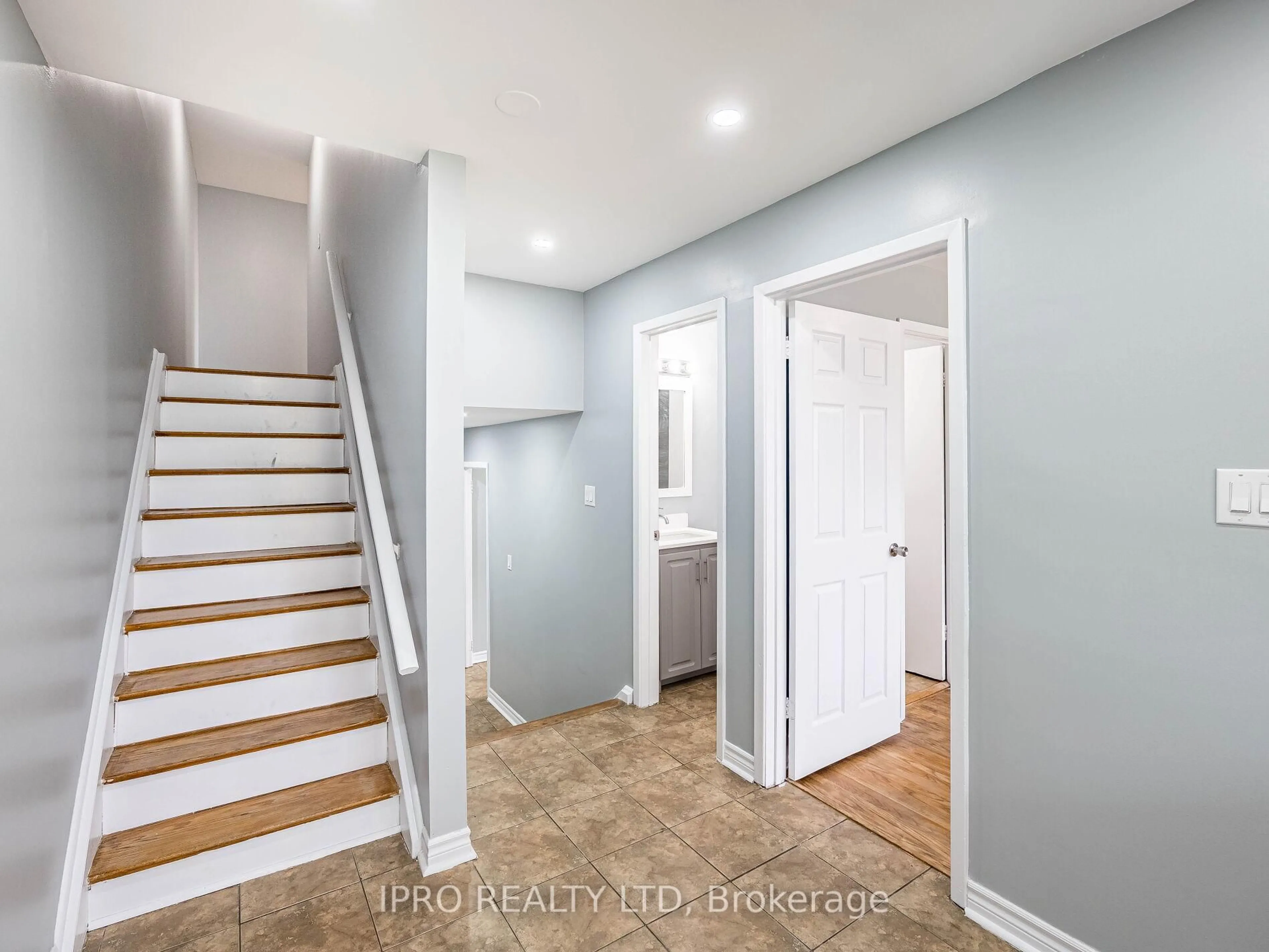 Indoor entryway for 7458 Catalpa Rd, Mississauga Ontario L4T 2T3