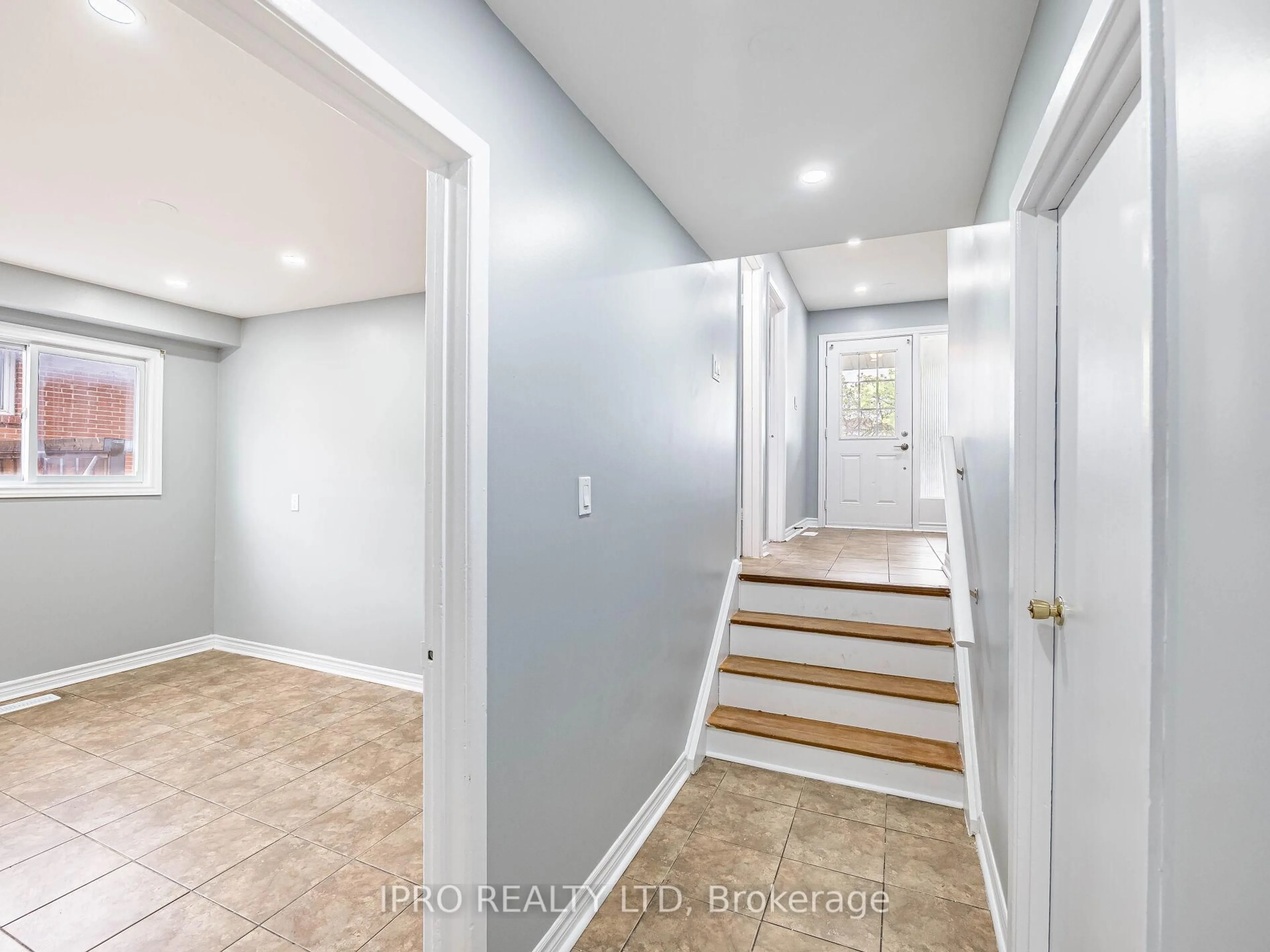 Indoor entryway for 7458 Catalpa Rd, Mississauga Ontario L4T 2T3