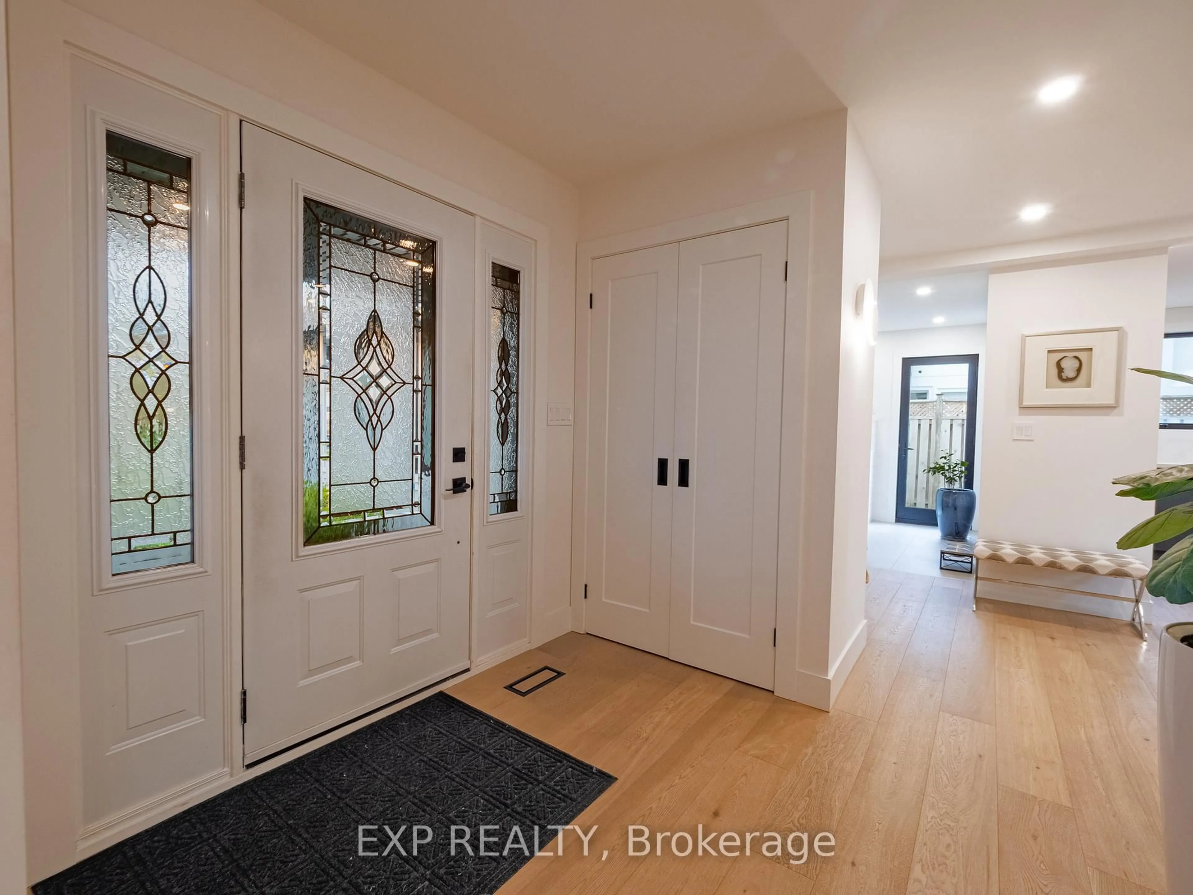 Indoor entryway for 2433 Trevor Dr, Oakville Ontario L6L 5C4