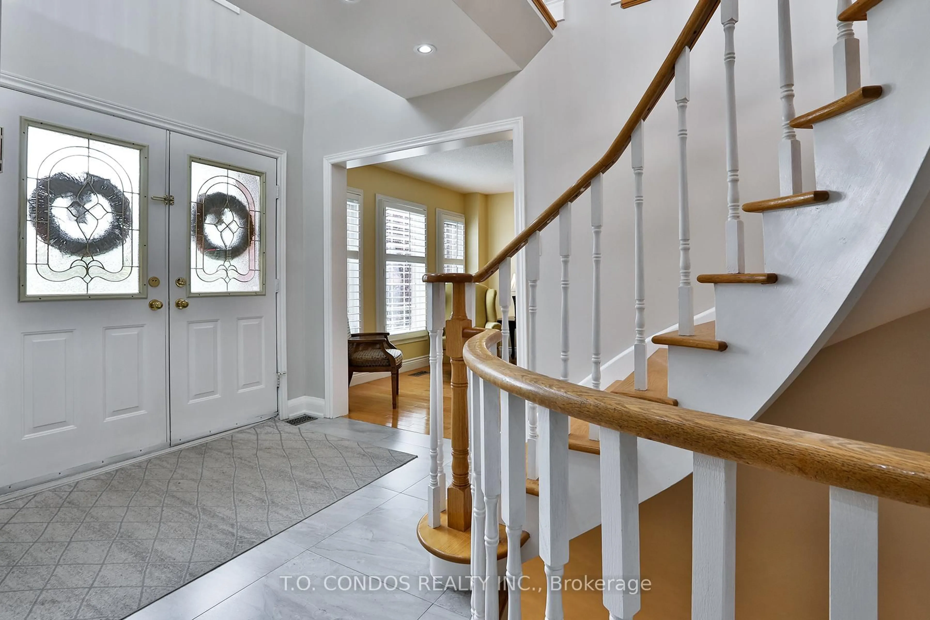 Indoor foyer for 48 Leeward Dr, Brampton Ontario L6S 5V7