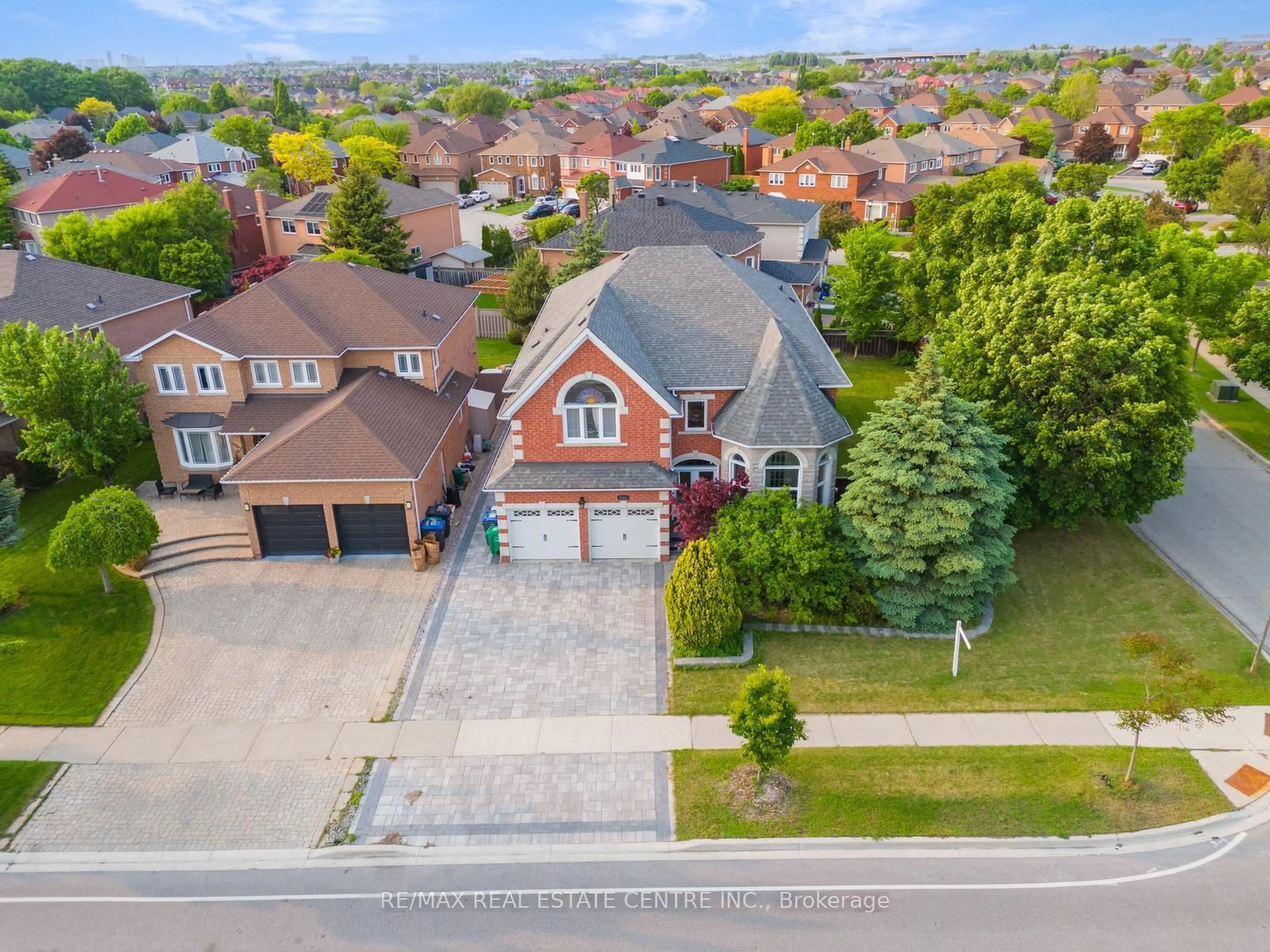 A pic from outside/outdoor area/front of a property/back of a property/a pic from drone, street for 6361 Donway Dr, Mississauga Ontario L5V 1J5