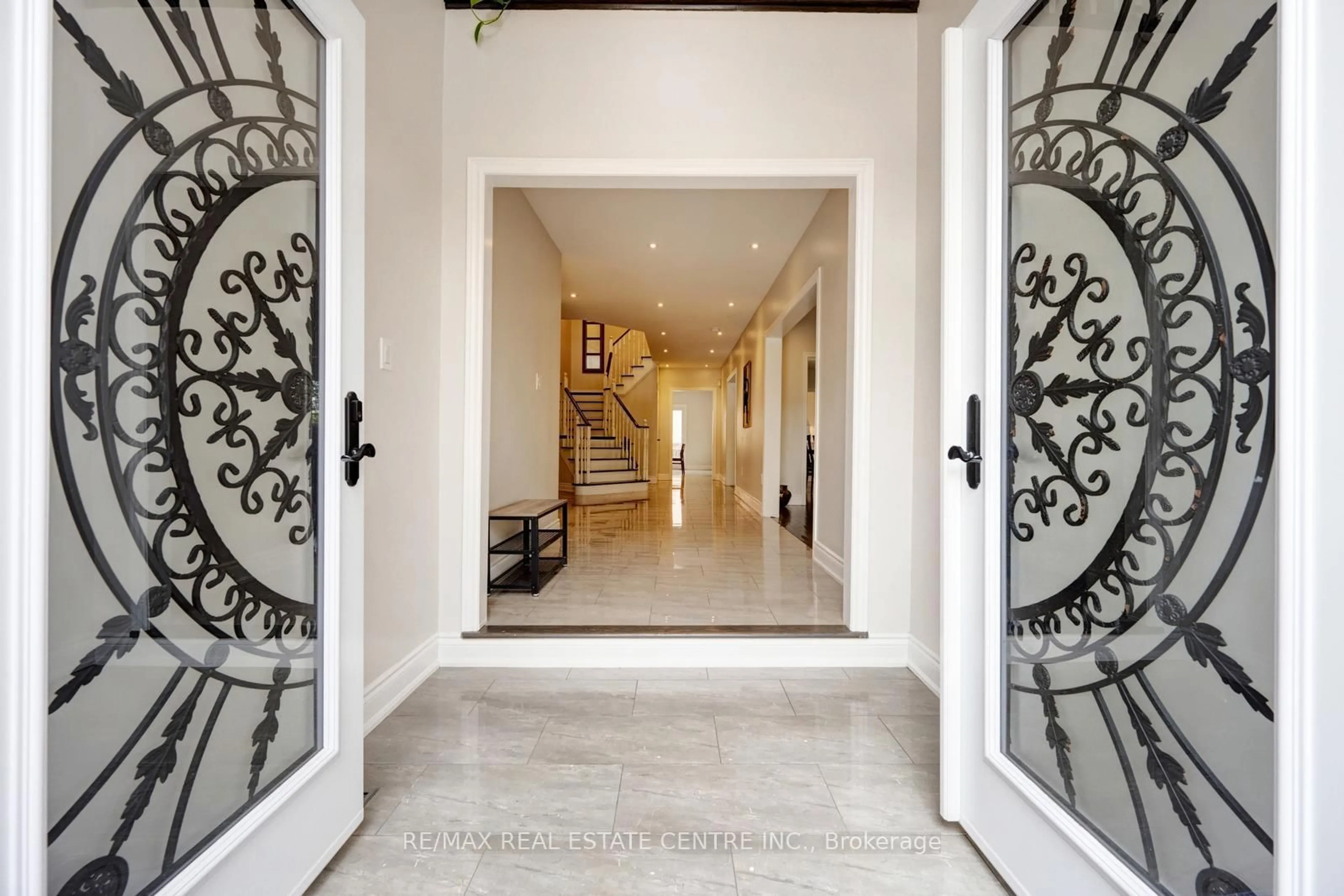 Indoor foyer for 6361 Donway Dr, Mississauga Ontario L5V 1J5