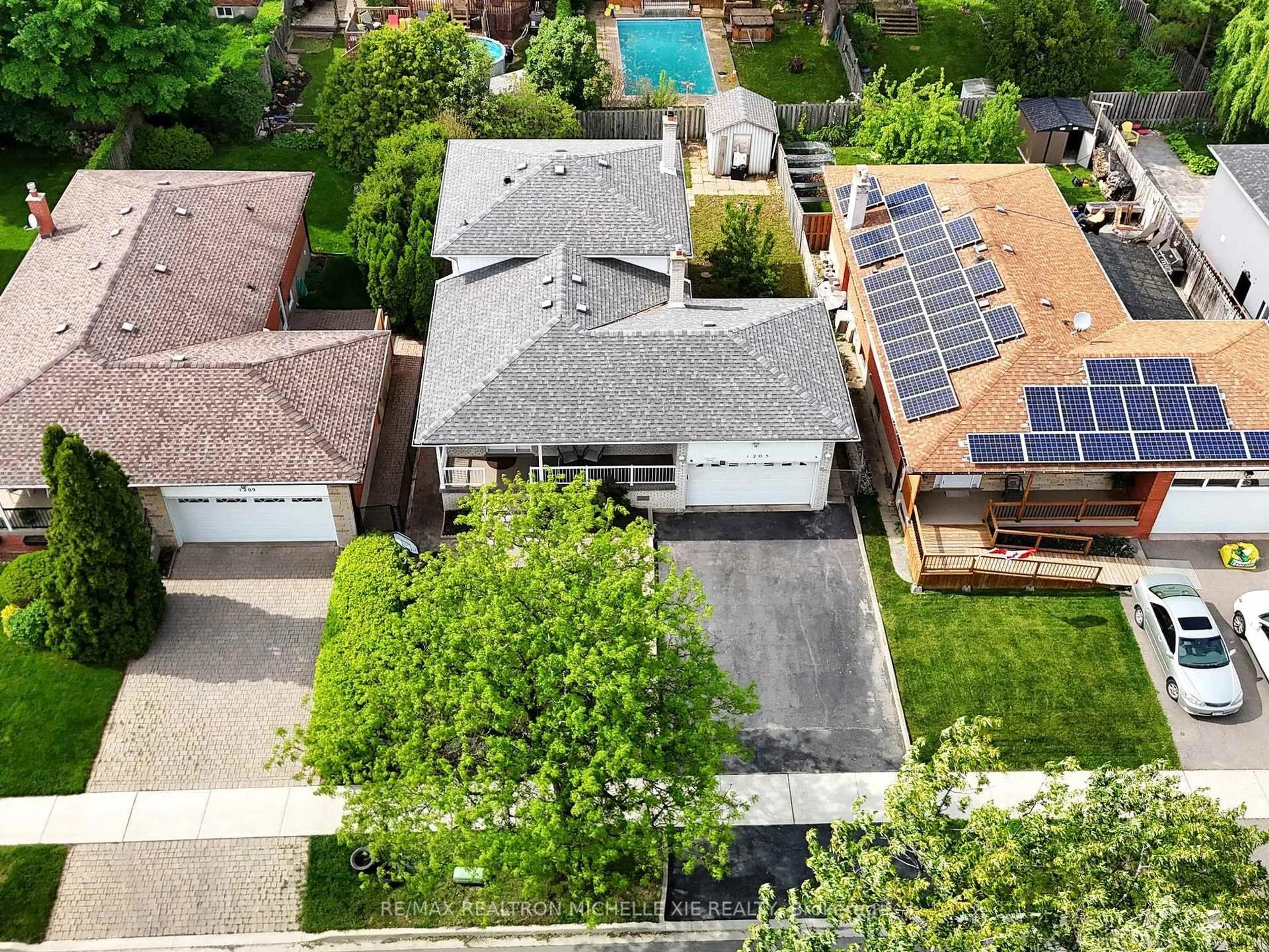 A pic from outside/outdoor area/front of a property/back of a property/a pic from drone, street for 1205 Forestwood Dr, Mississauga Ontario L5C 1H6