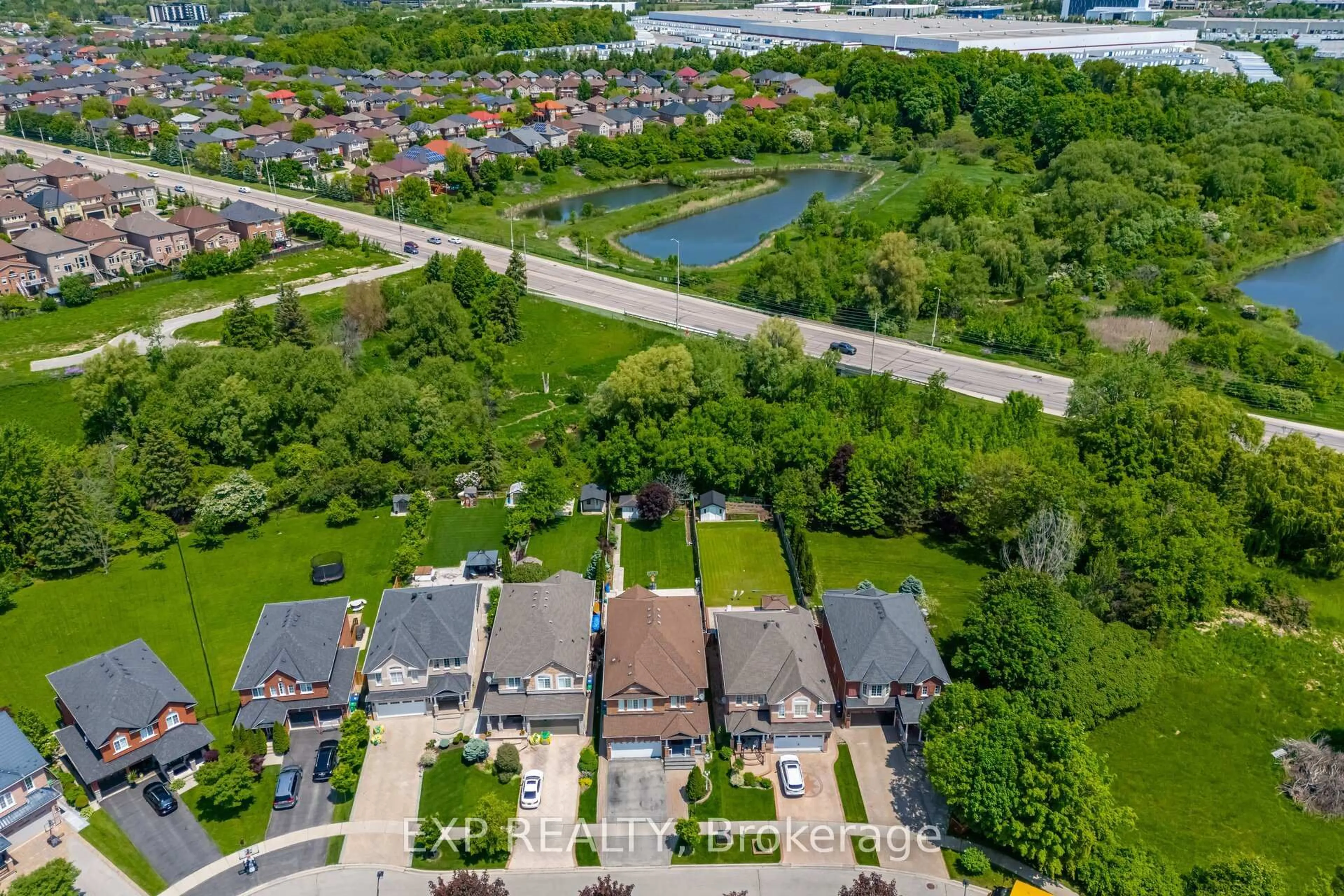 A pic from outside/outdoor area/front of a property/back of a property/a pic from drone, street for 6611 Spinnaker Circ, Mississauga Ontario L5W 1R2