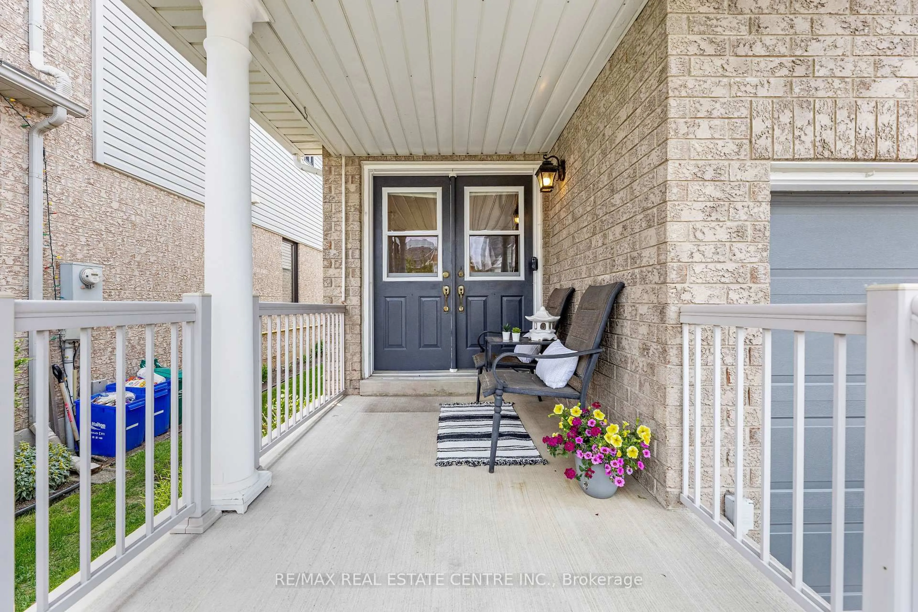 Indoor entryway for 28 Coates Dr, Milton Ontario L9T 5R4