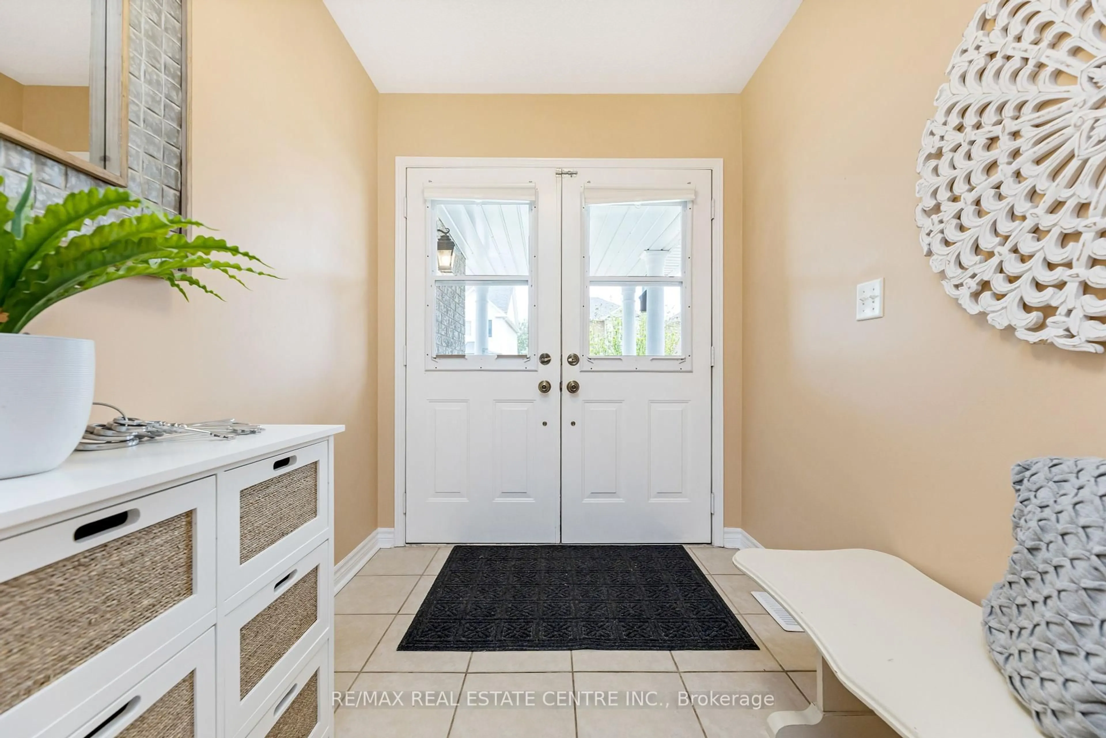 Indoor entryway for 28 Coates Dr, Milton Ontario L9T 5R4
