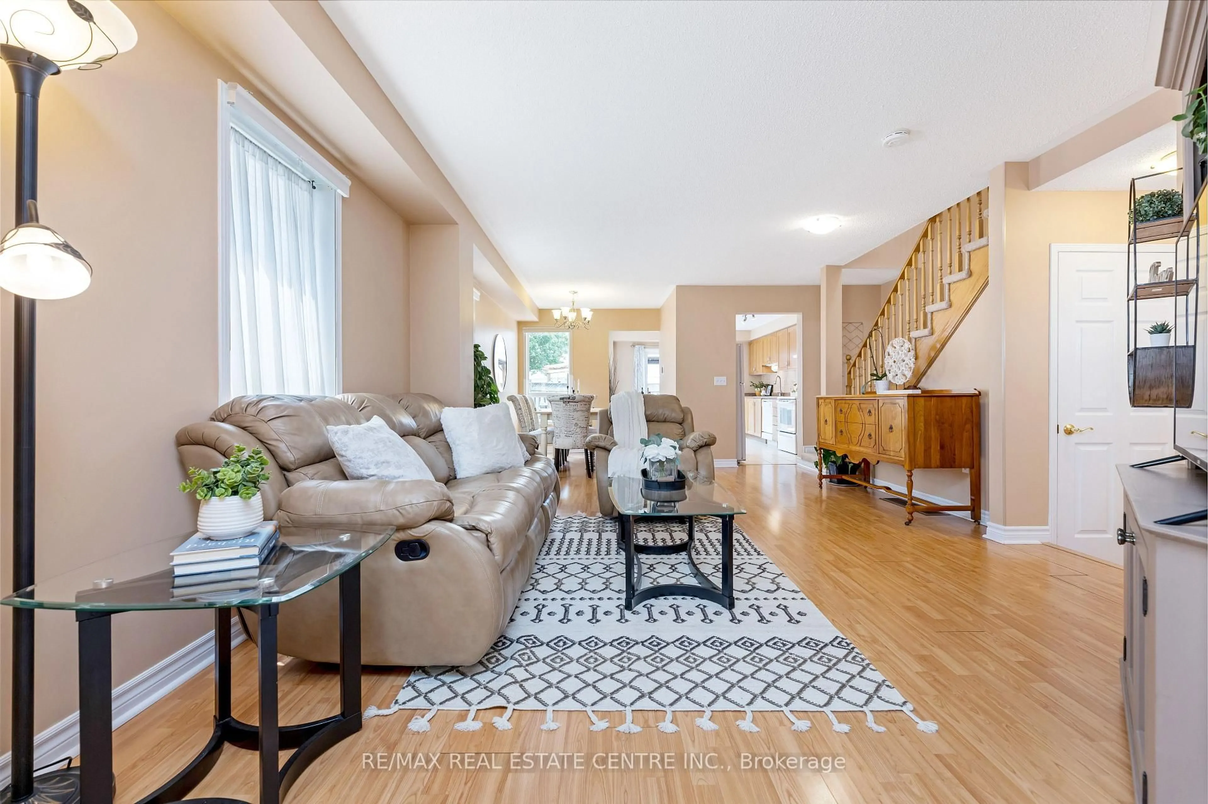 Living room with furniture, unknown for 28 Coates Dr, Milton Ontario L9T 5R4