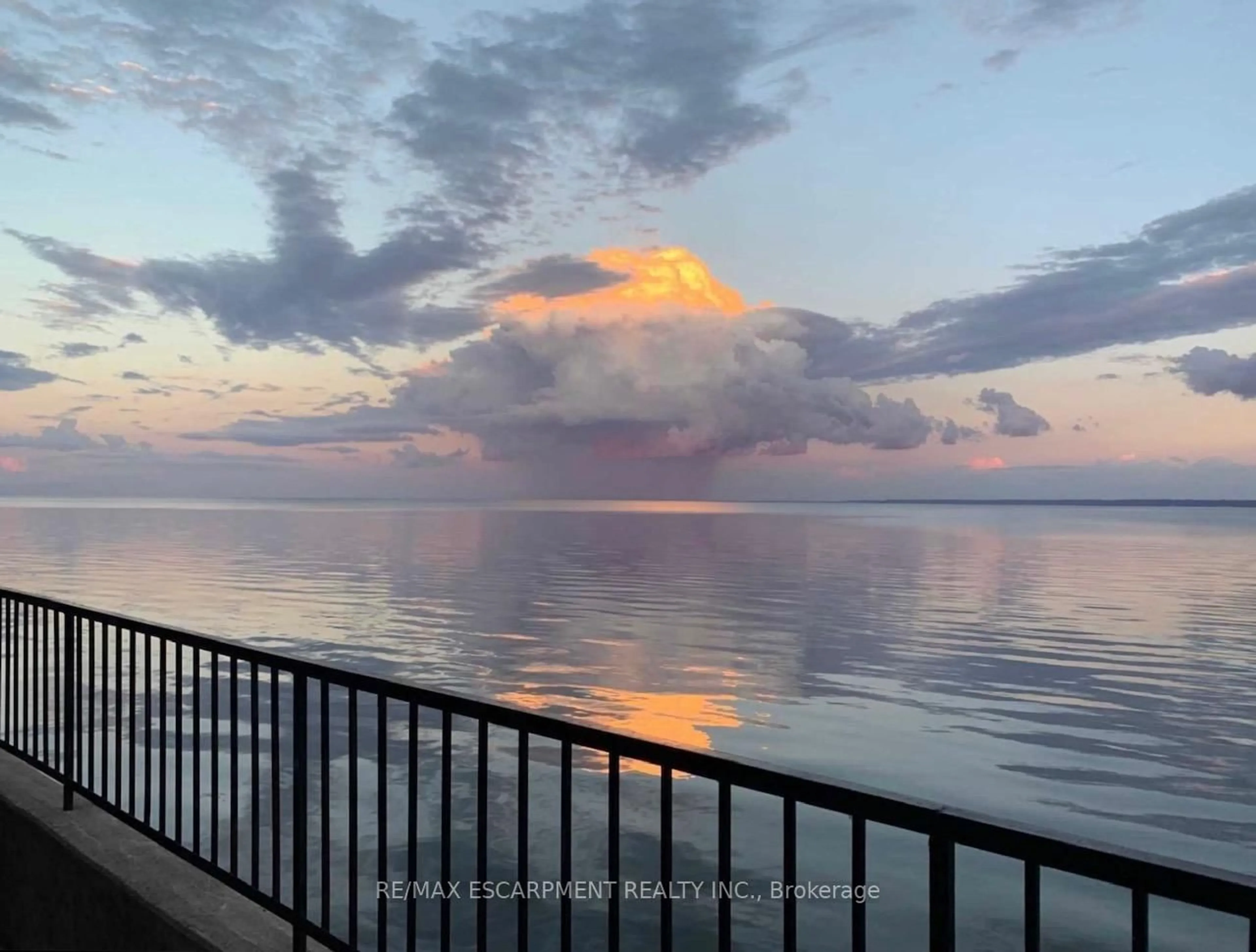 Blurry image for 2136 Old Lakeshore Rd #3, Burlington Ontario L7R 1A3