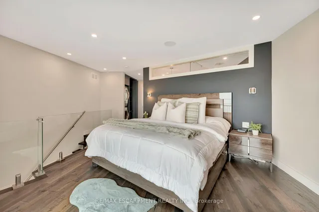Additional property image - 2136 Old Lakeshore Rd Unit 3