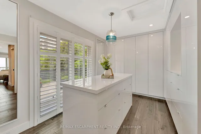 Additional property image - 2136 Old Lakeshore Rd Unit 3