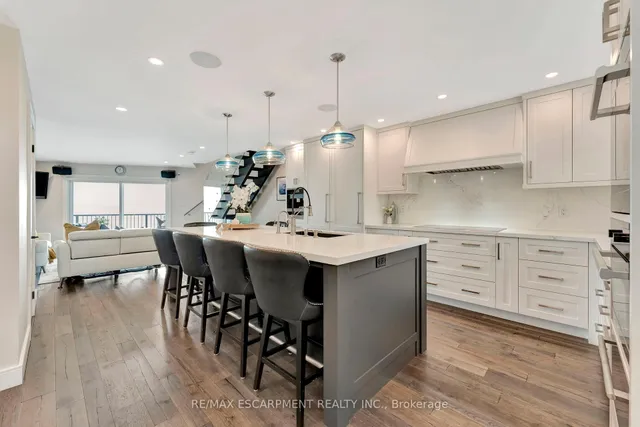 Additional property image - 2136 Old Lakeshore Rd Unit 3