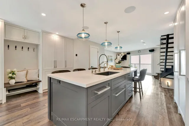 Additional property image - 2136 Old Lakeshore Rd Unit 3