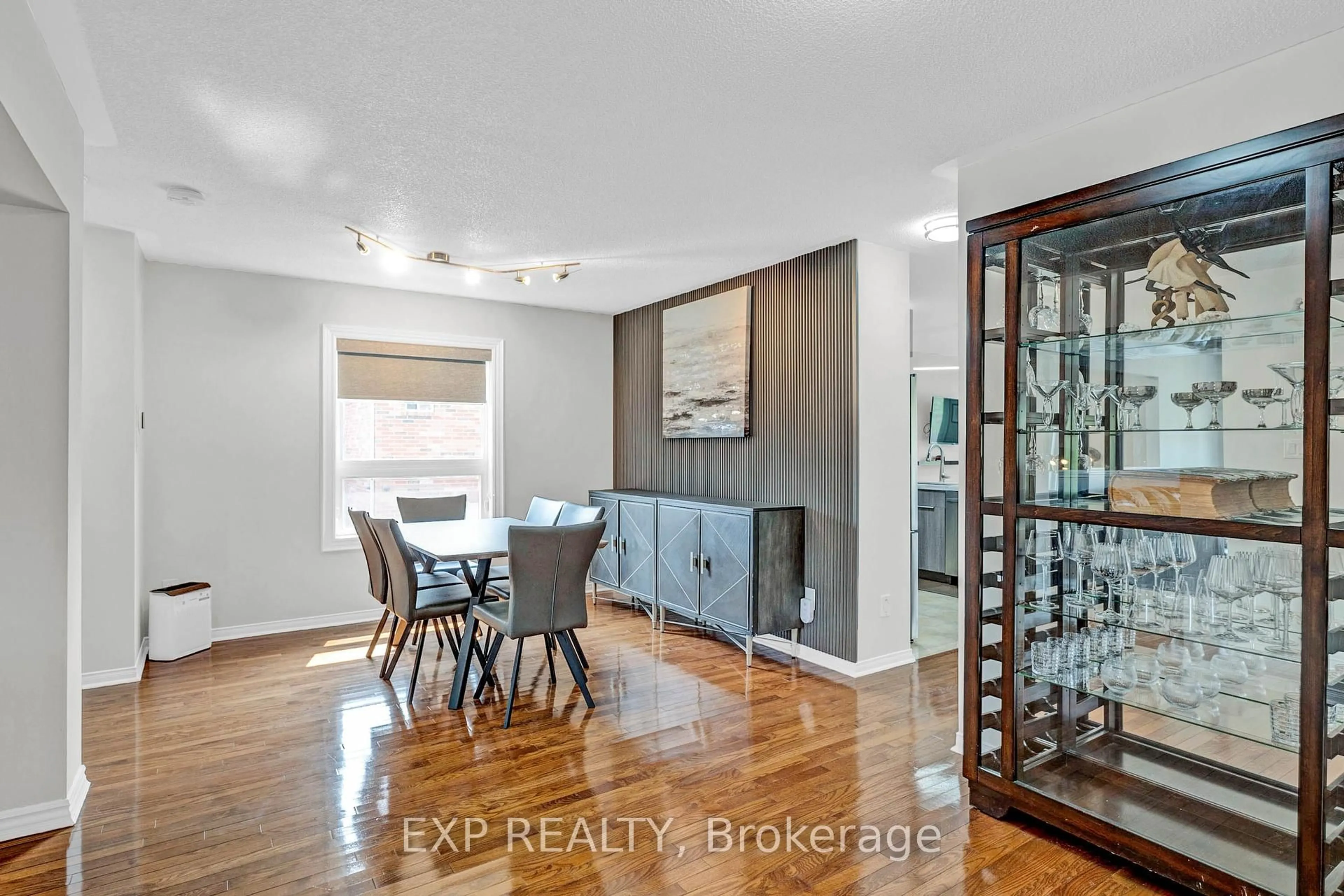 Dining room, unknown for 4 Silverbell Crt, Brampton Ontario L7A 3V3