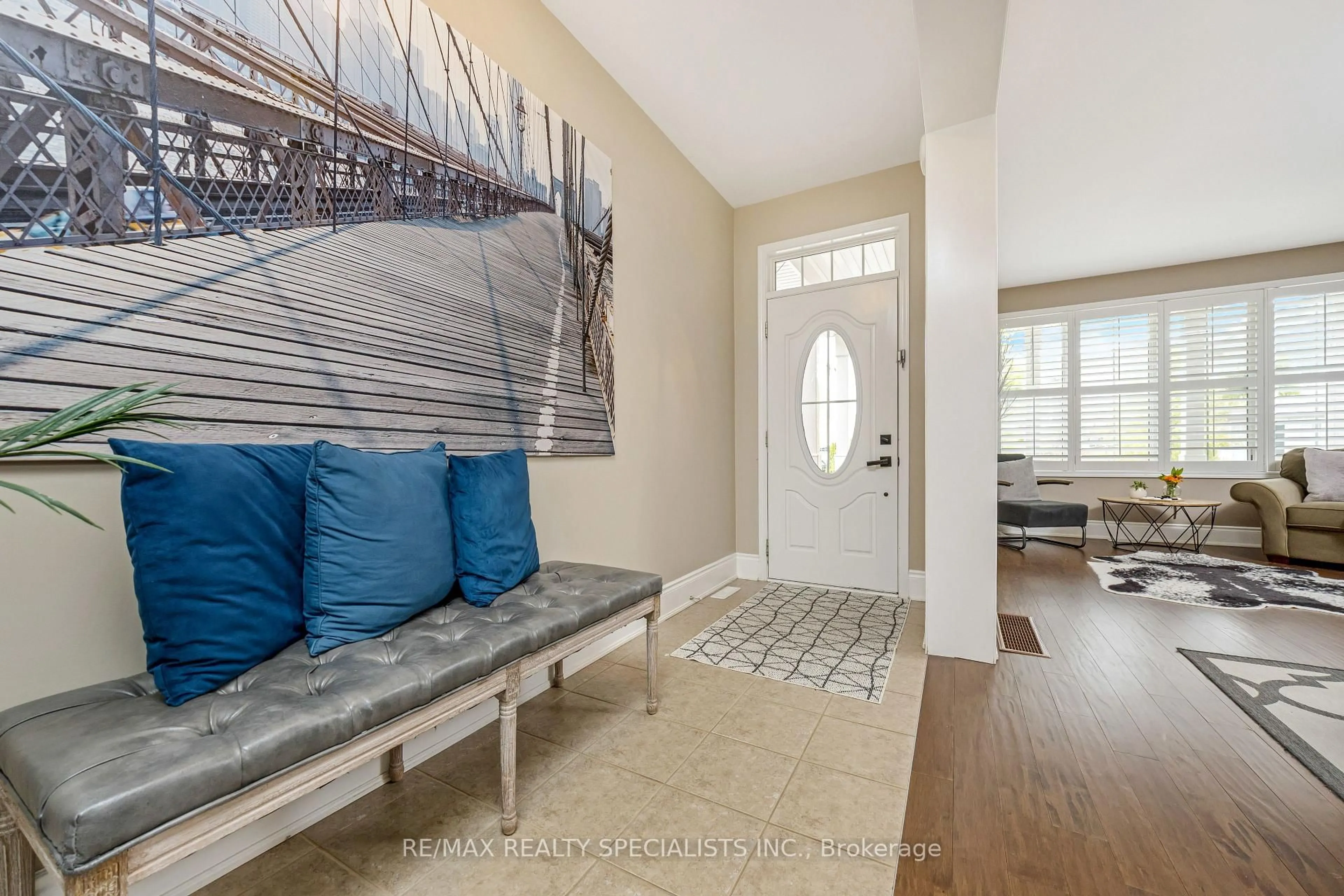 Indoor entryway for 918 Drysdale Cres, Milton Ontario L9T 8K1