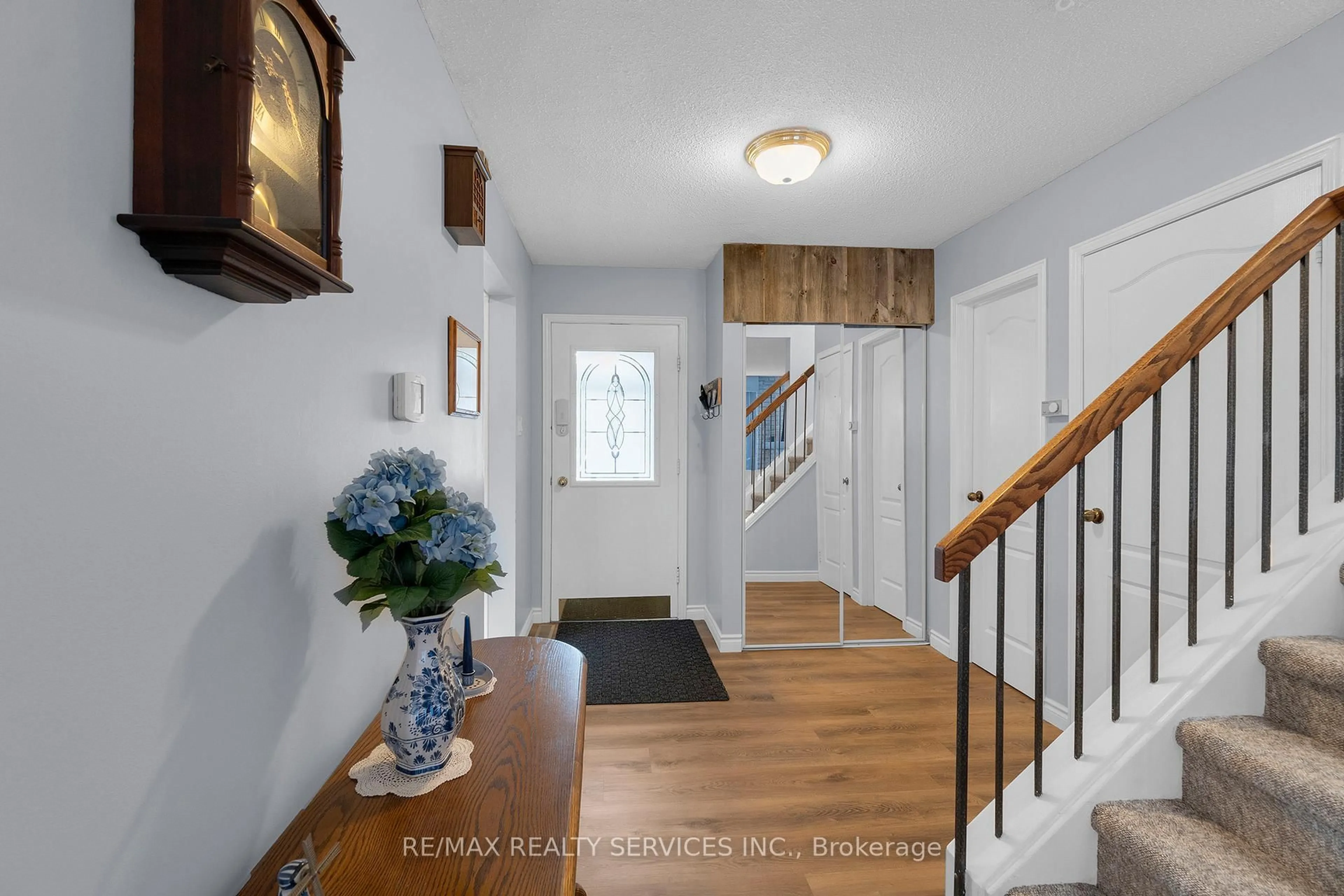 Indoor entryway for 22 Nottawasaga Cres, Brampton Ontario L6Z 1B9