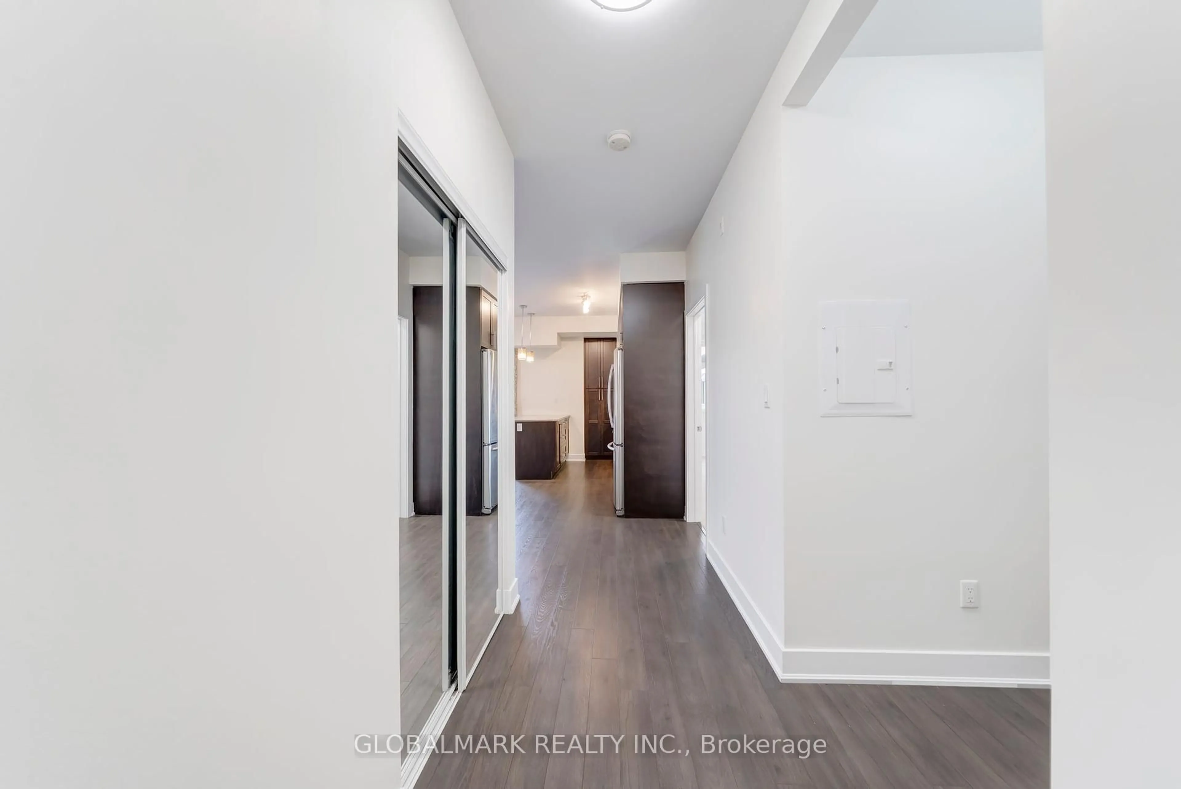 Indoor entryway for 128 Garden Dr #322, Oakville Ontario L6K 0H7