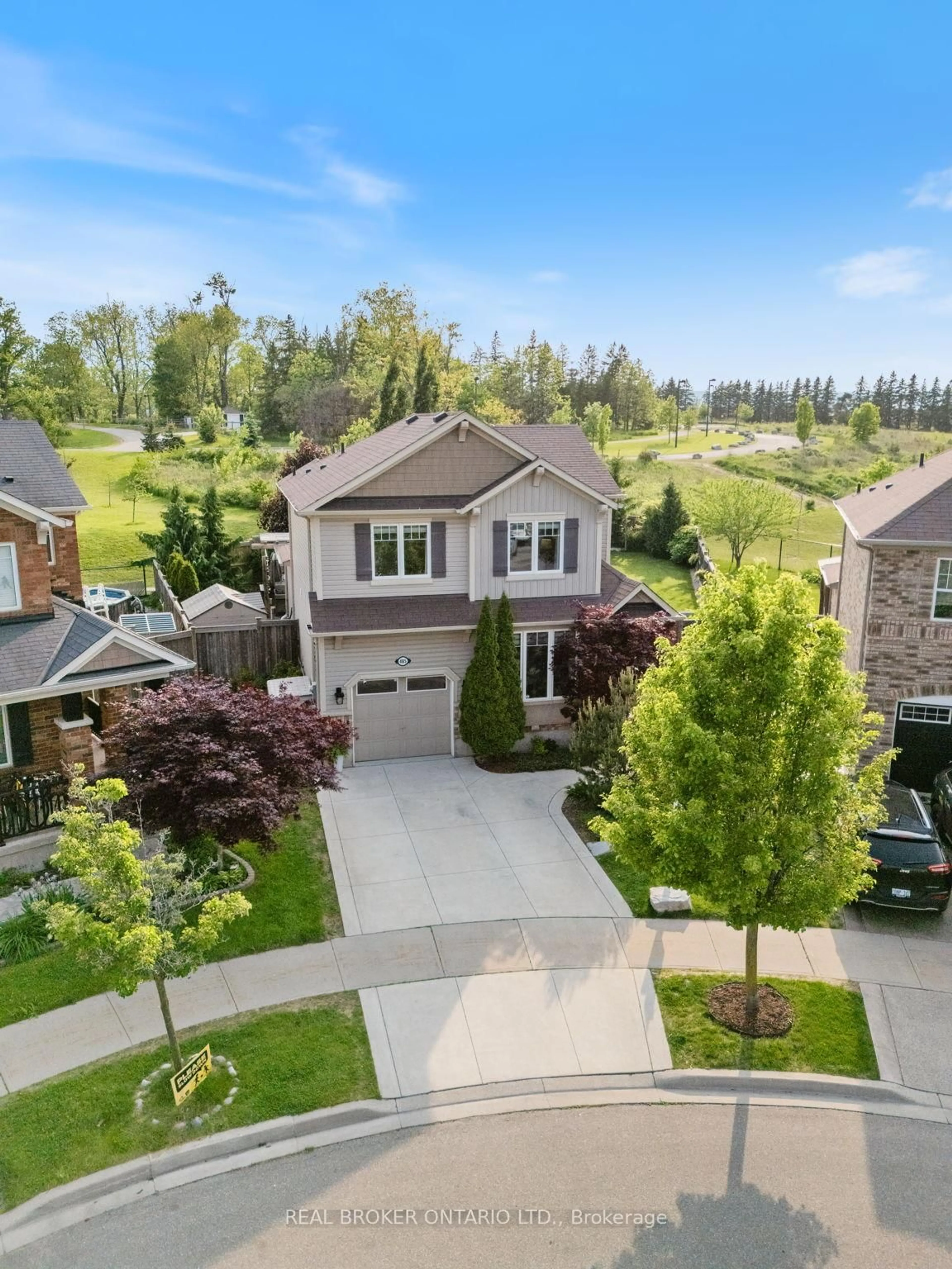 A pic from outside/outdoor area/front of a property/back of a property/a pic from drone, street for 485 Mcferran Cres, Milton Ontario L9T 8J7