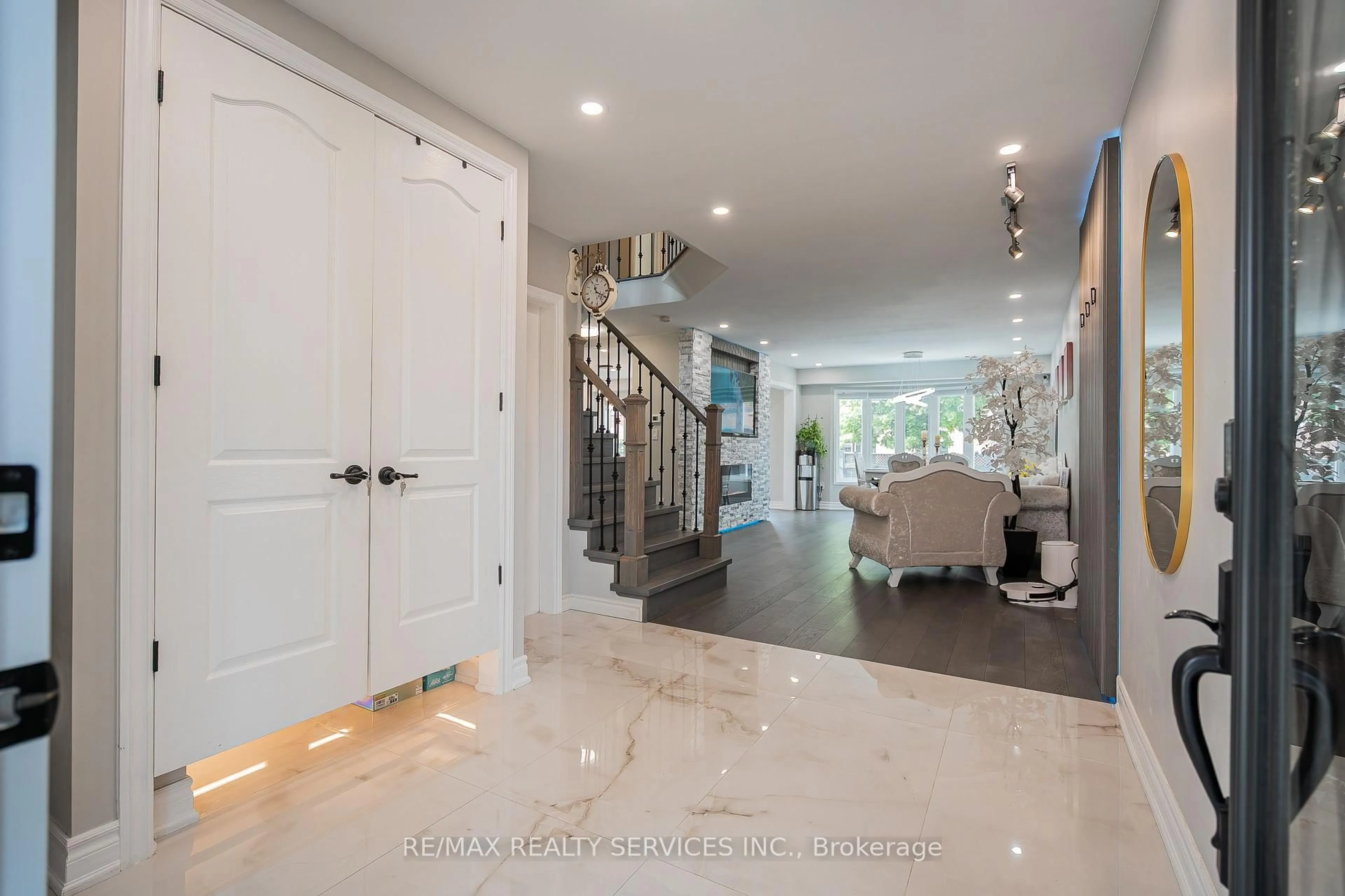 Indoor entryway for 2020 Quinte St, Burlington Ontario L7L 7B6