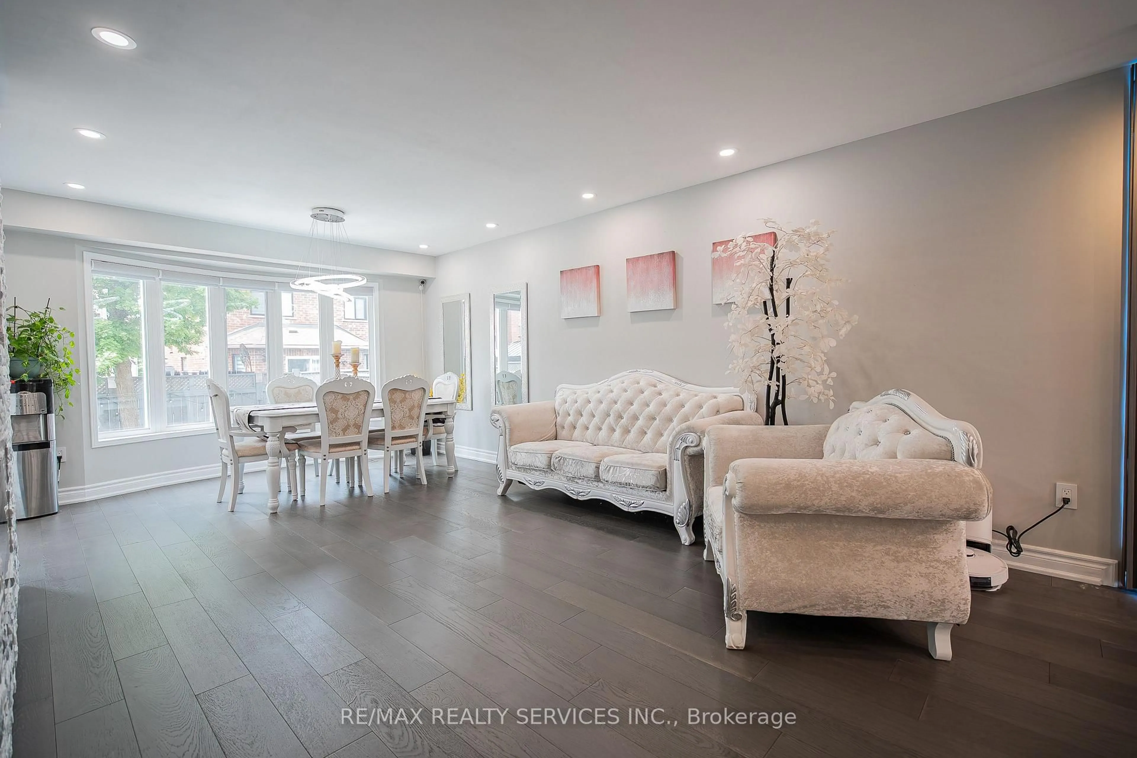 Living room with furniture, unknown for 2020 Quinte St, Burlington Ontario L7L 7B6