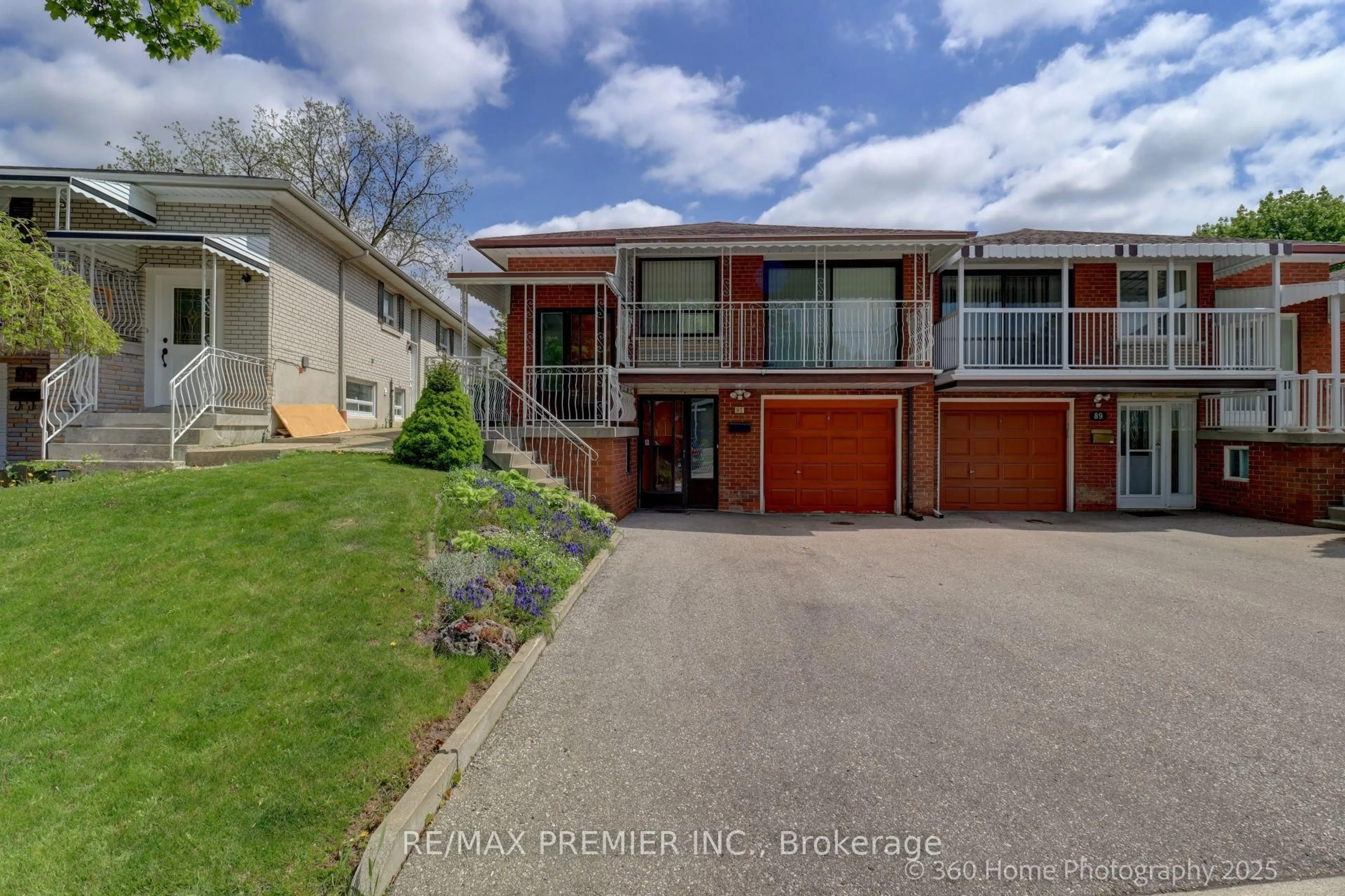 A pic from outside/outdoor area/front of a property/back of a property/a pic from drone, street for 91 Hucknall Rd, Toronto Ontario M3H 1W1