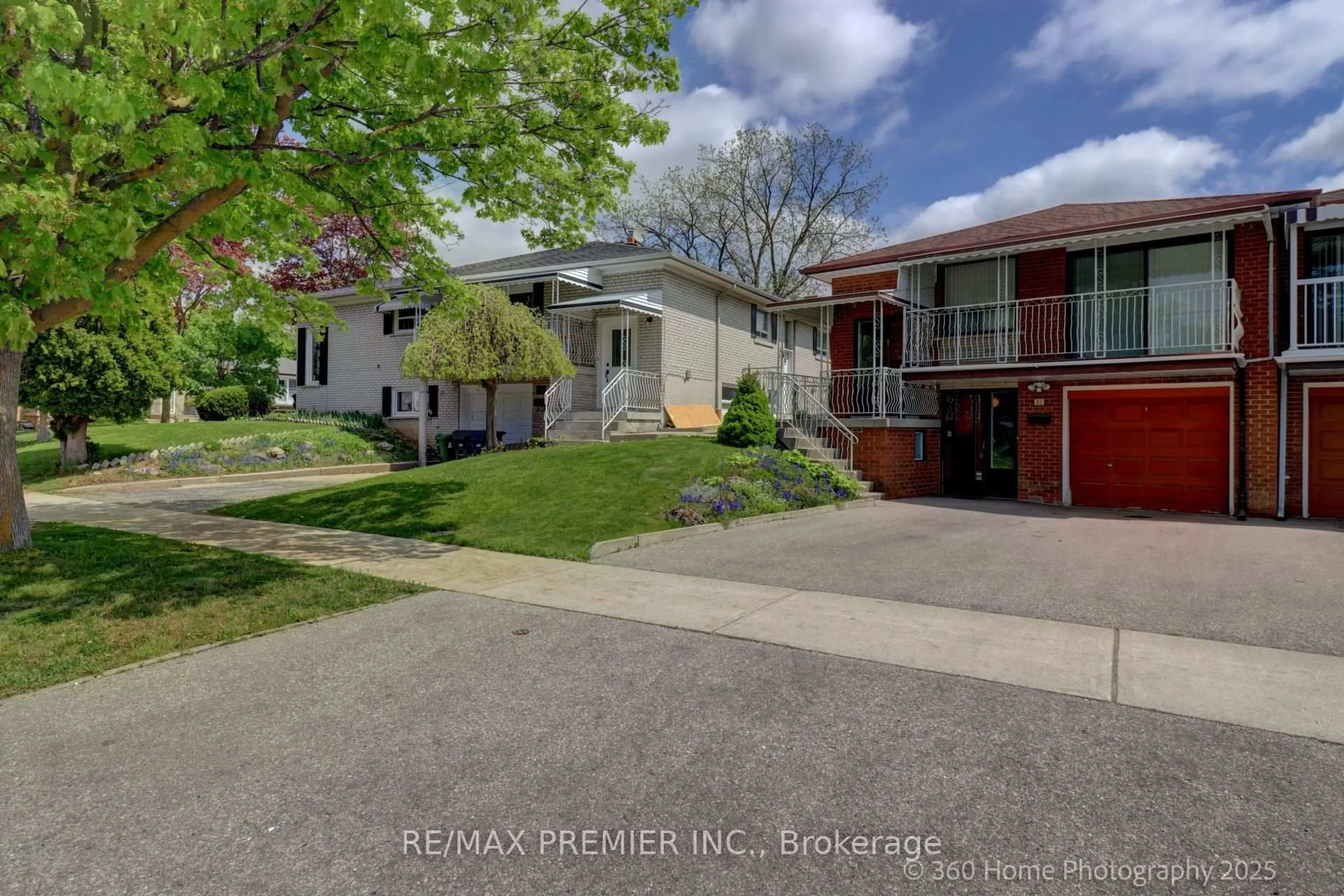 A pic from outside/outdoor area/front of a property/back of a property/a pic from drone, street for 91 Hucknall Rd, Toronto Ontario M3H 1W1