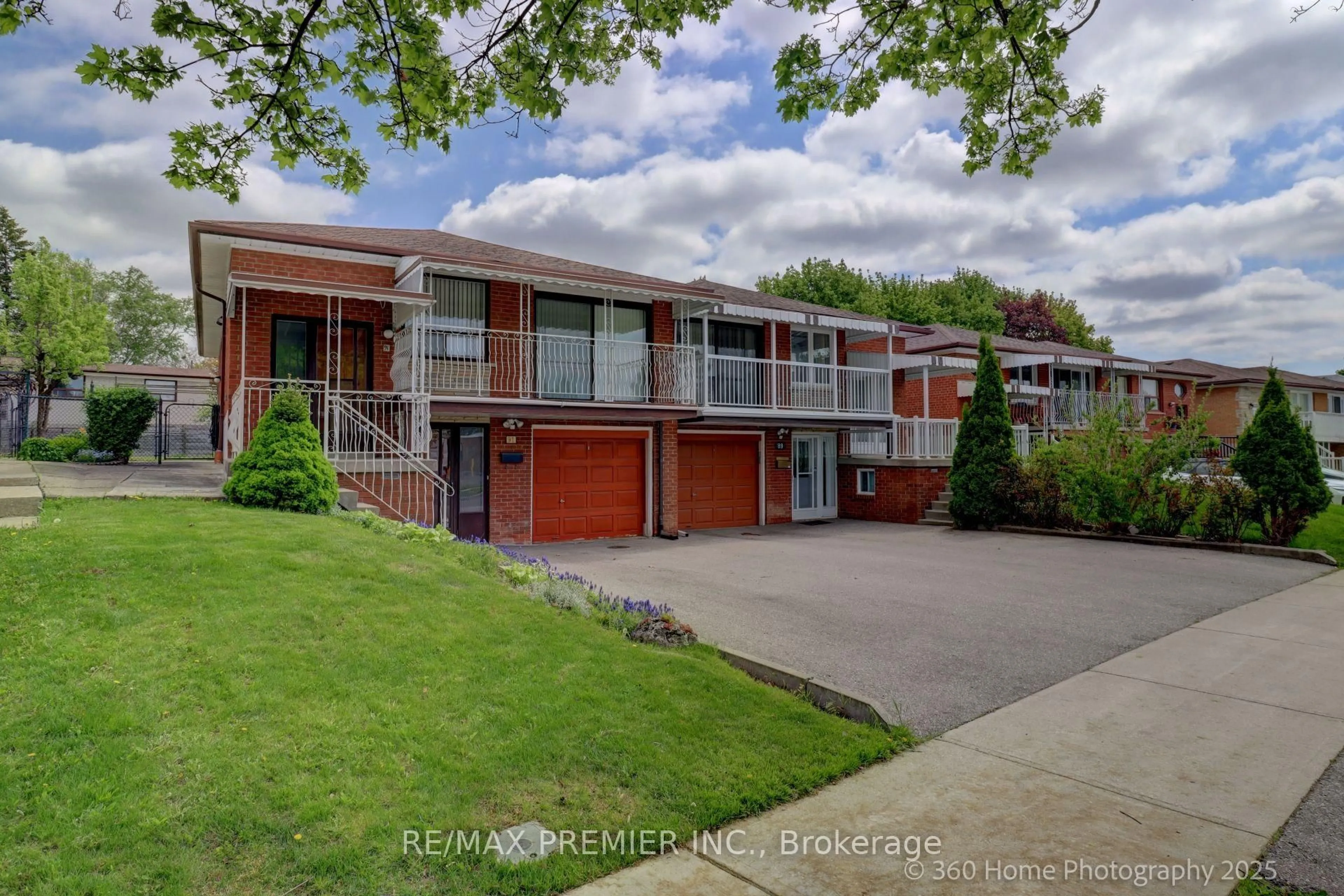 A pic from outside/outdoor area/front of a property/back of a property/a pic from drone, street for 91 Hucknall Rd, Toronto Ontario M3H 1W1