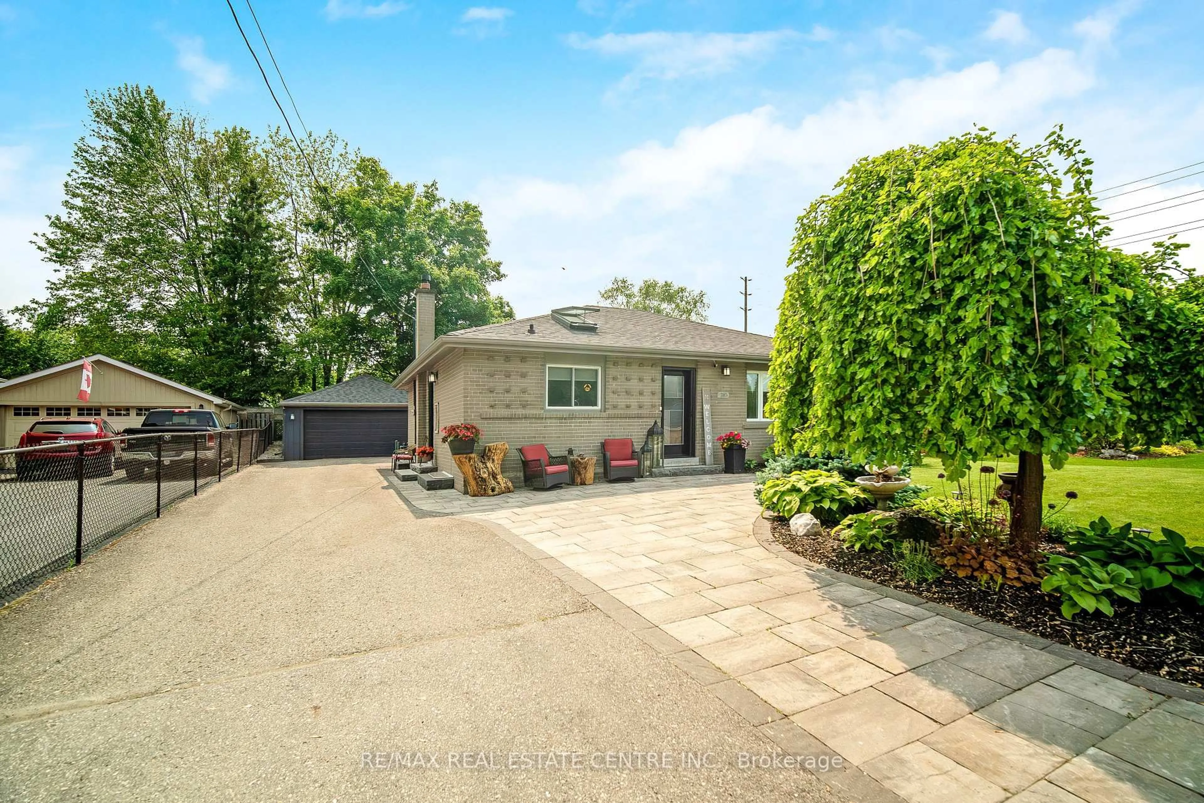 A pic from outside/outdoor area/front of a property/back of a property/a pic from drone, street for 280 Bell St, Milton Ontario L9T 2B3