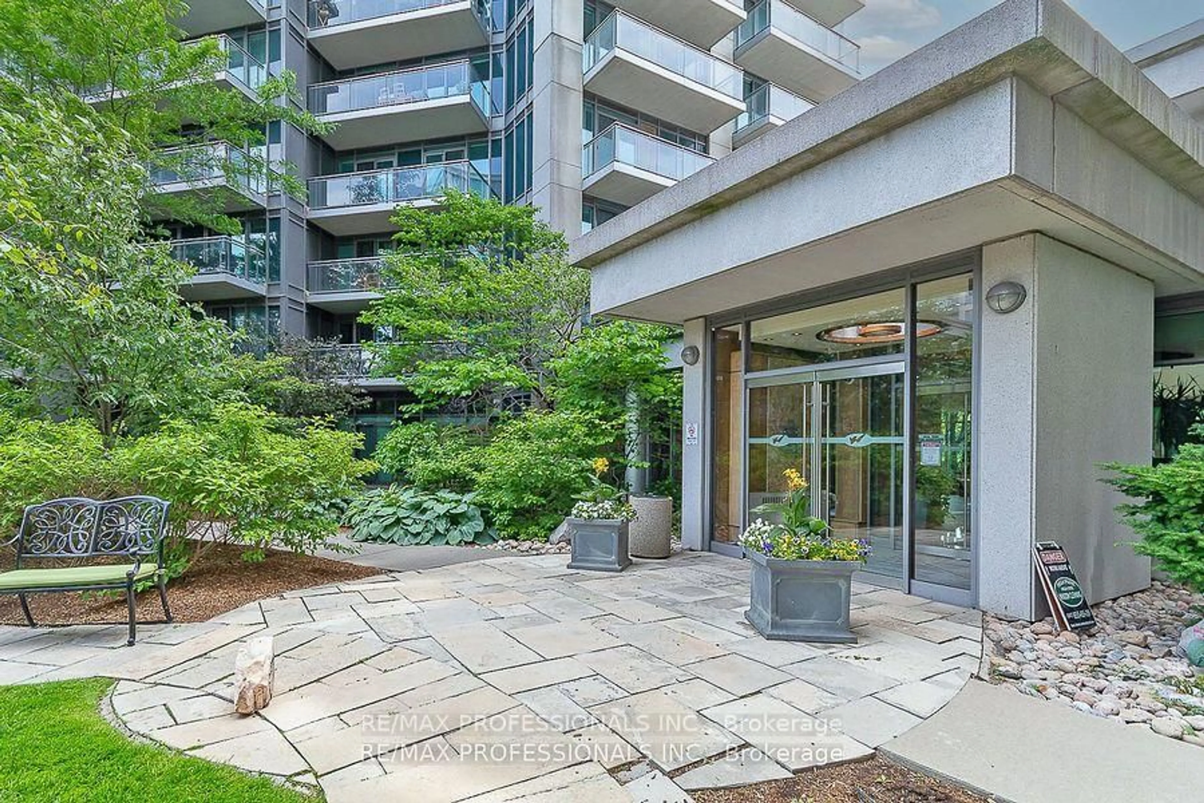 Patio, street for 2121 Lake Shore Blvd #1004, Toronto Ontario M8V 2E9