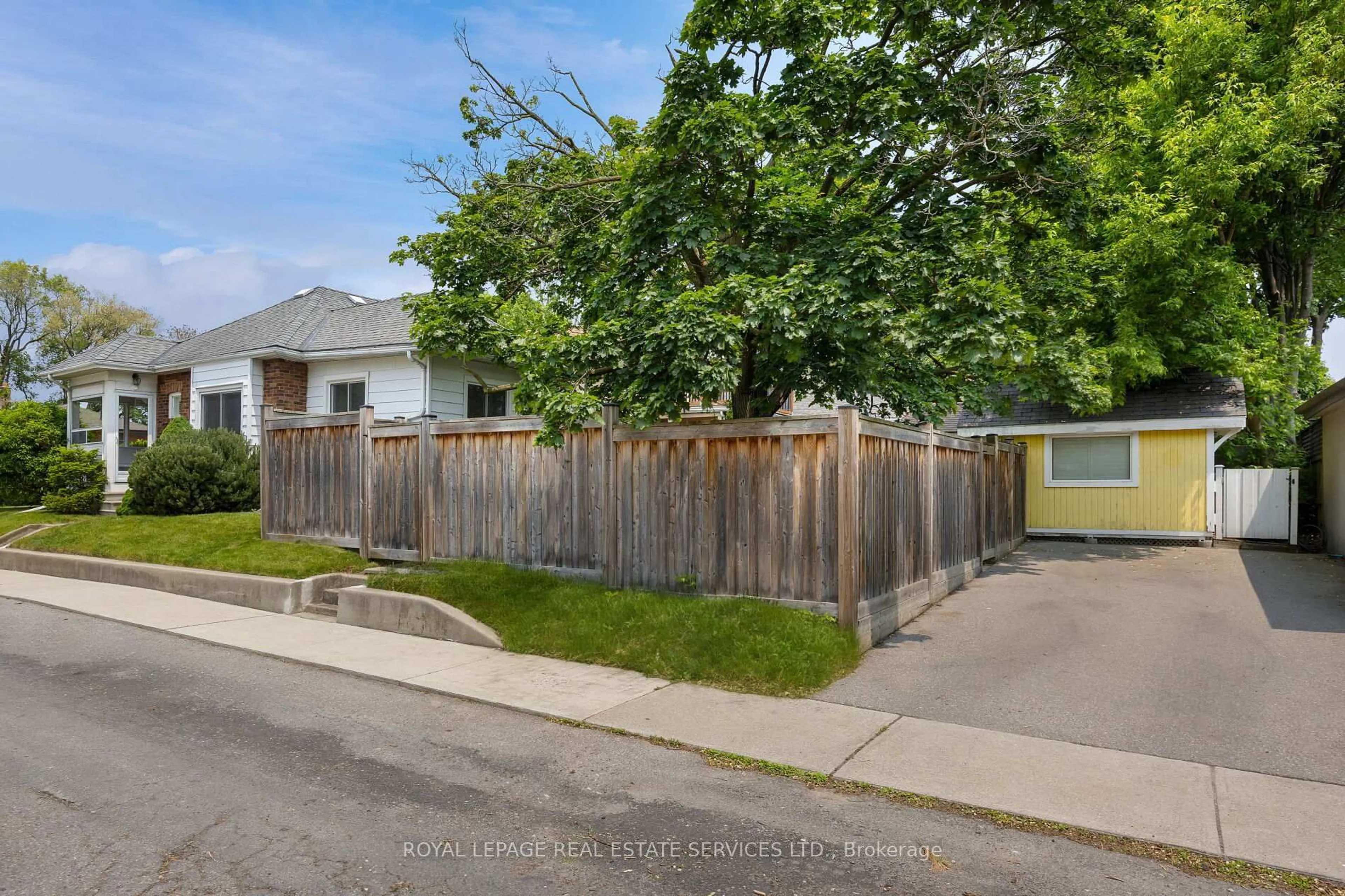 A pic from outside/outdoor area/front of a property/back of a property/a pic from drone, street for 17 Daniels St, Toronto Ontario M8Y 1L6
