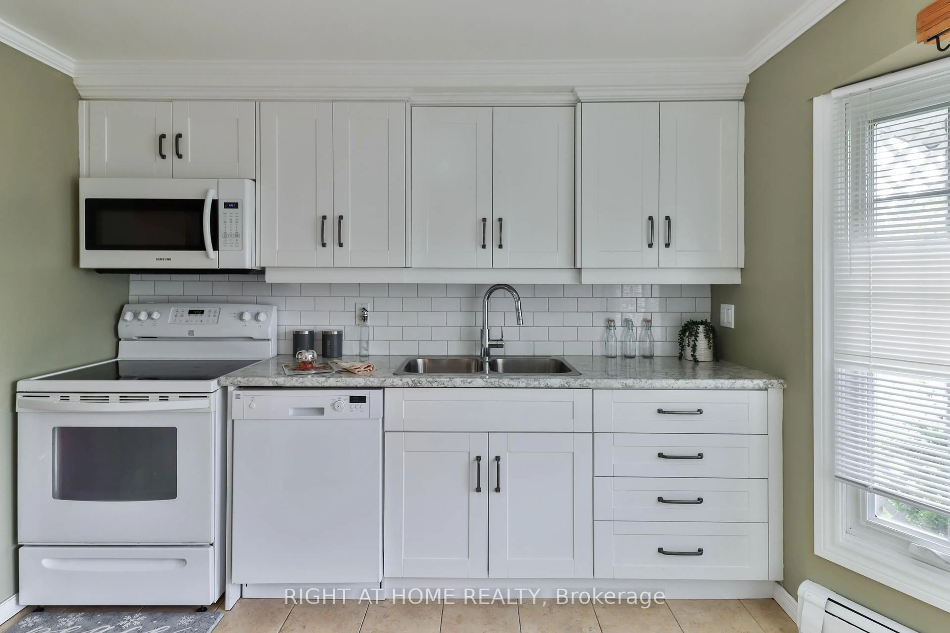 Standard kitchen, ceramic/tile floor for 12 Hill St, Halton Hills Ontario L7J 2W2