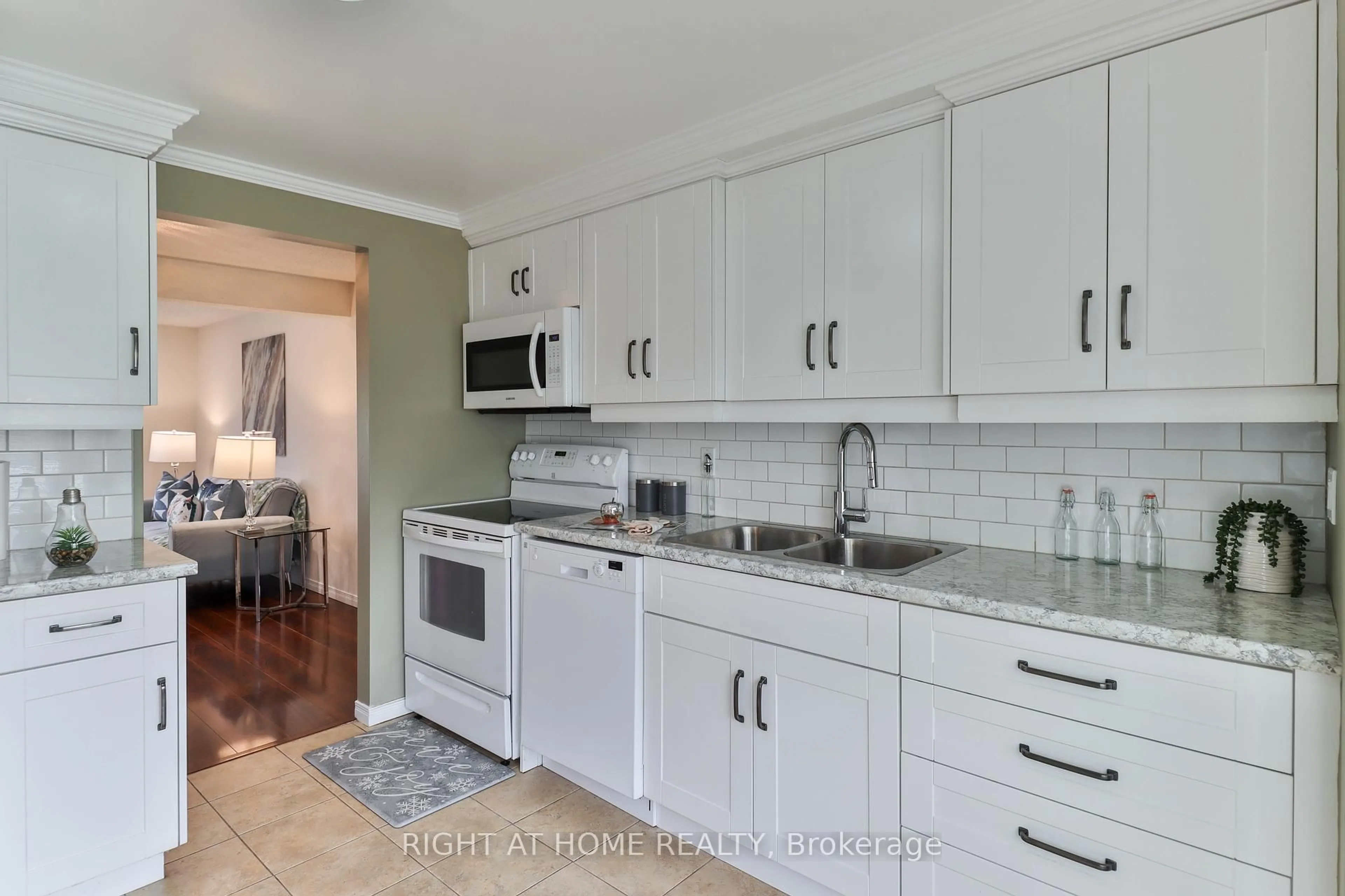 Standard kitchen, ceramic/tile floor for 12 Hill St, Halton Hills Ontario L7J 2W2