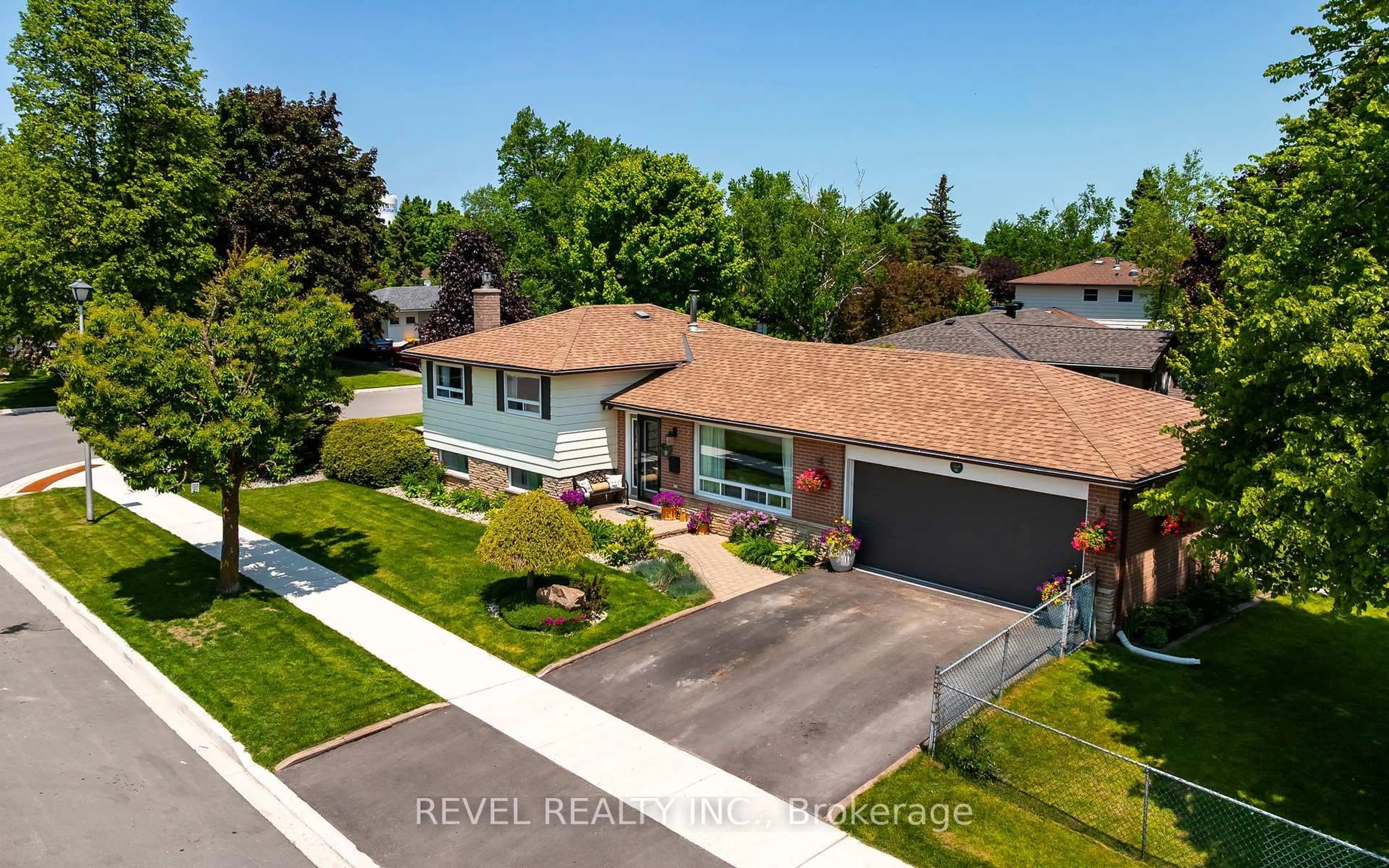 A pic from outside/outdoor area/front of a property/back of a property/a pic from drone, street for 30 Rustic Cres, Orangeville Ontario L9W 1S9