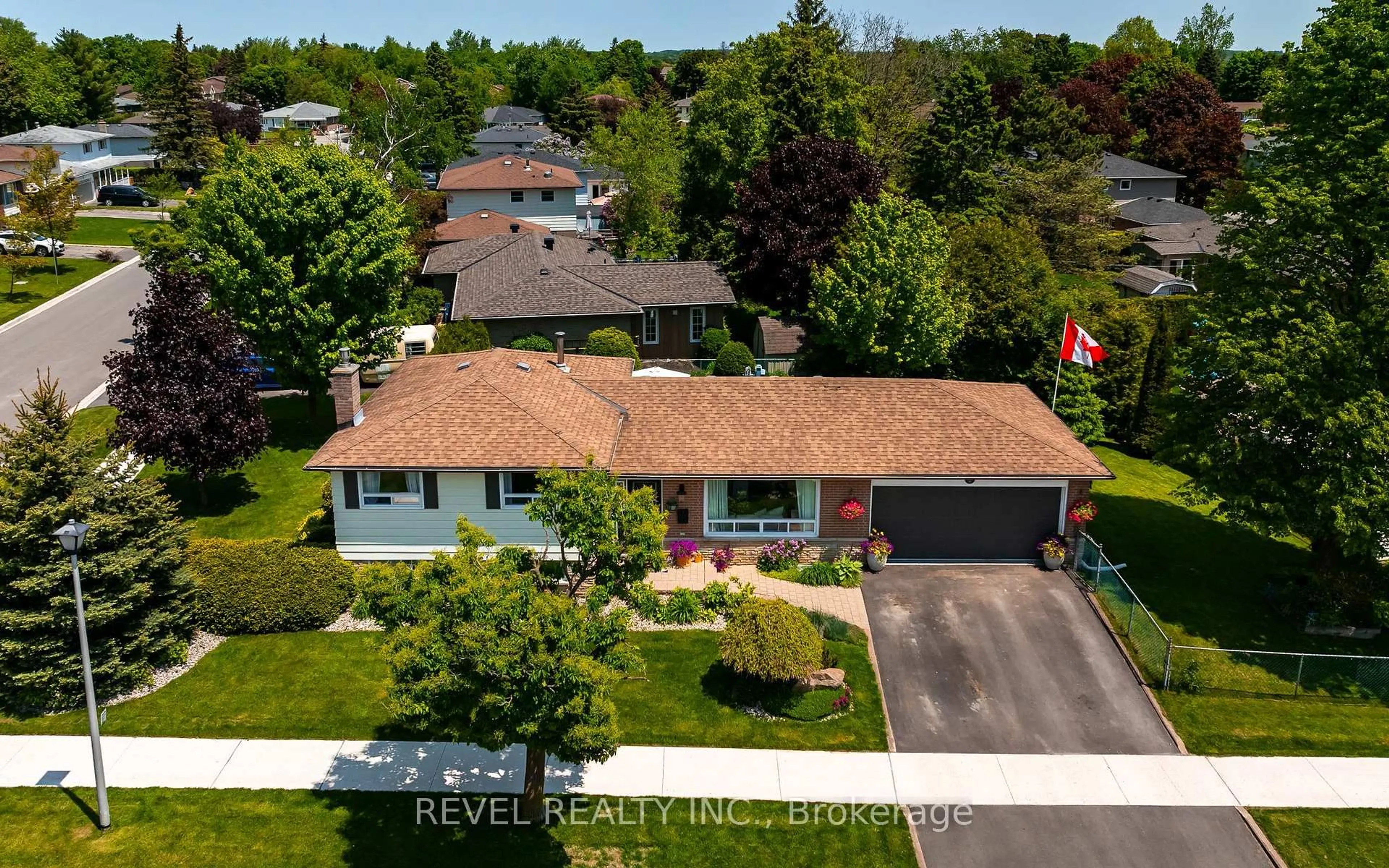 A pic from outside/outdoor area/front of a property/back of a property/a pic from drone, street for 30 Rustic Cres, Orangeville Ontario L9W 1S9