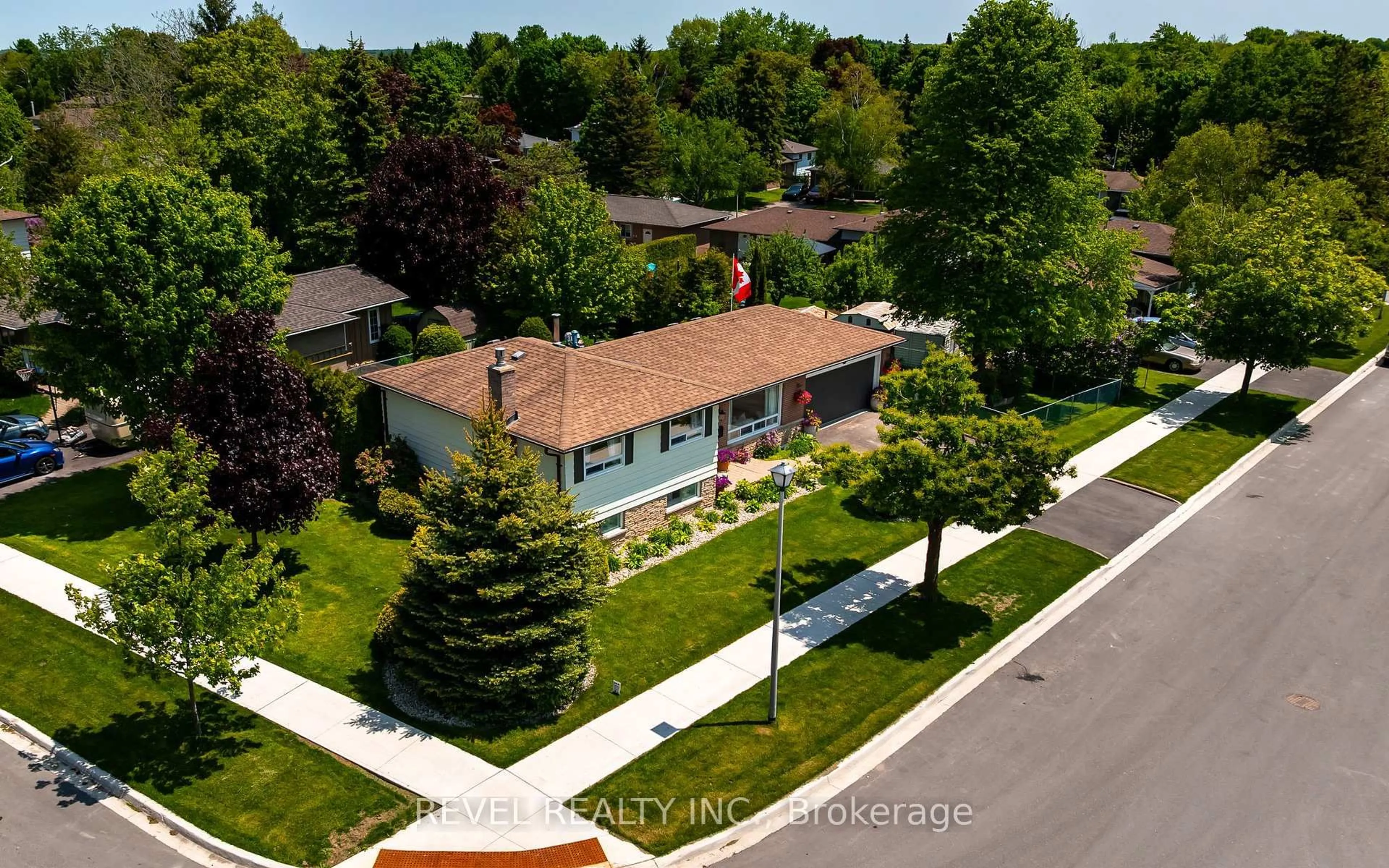 A pic from outside/outdoor area/front of a property/back of a property/a pic from drone, street for 30 Rustic Cres, Orangeville Ontario L9W 1S9