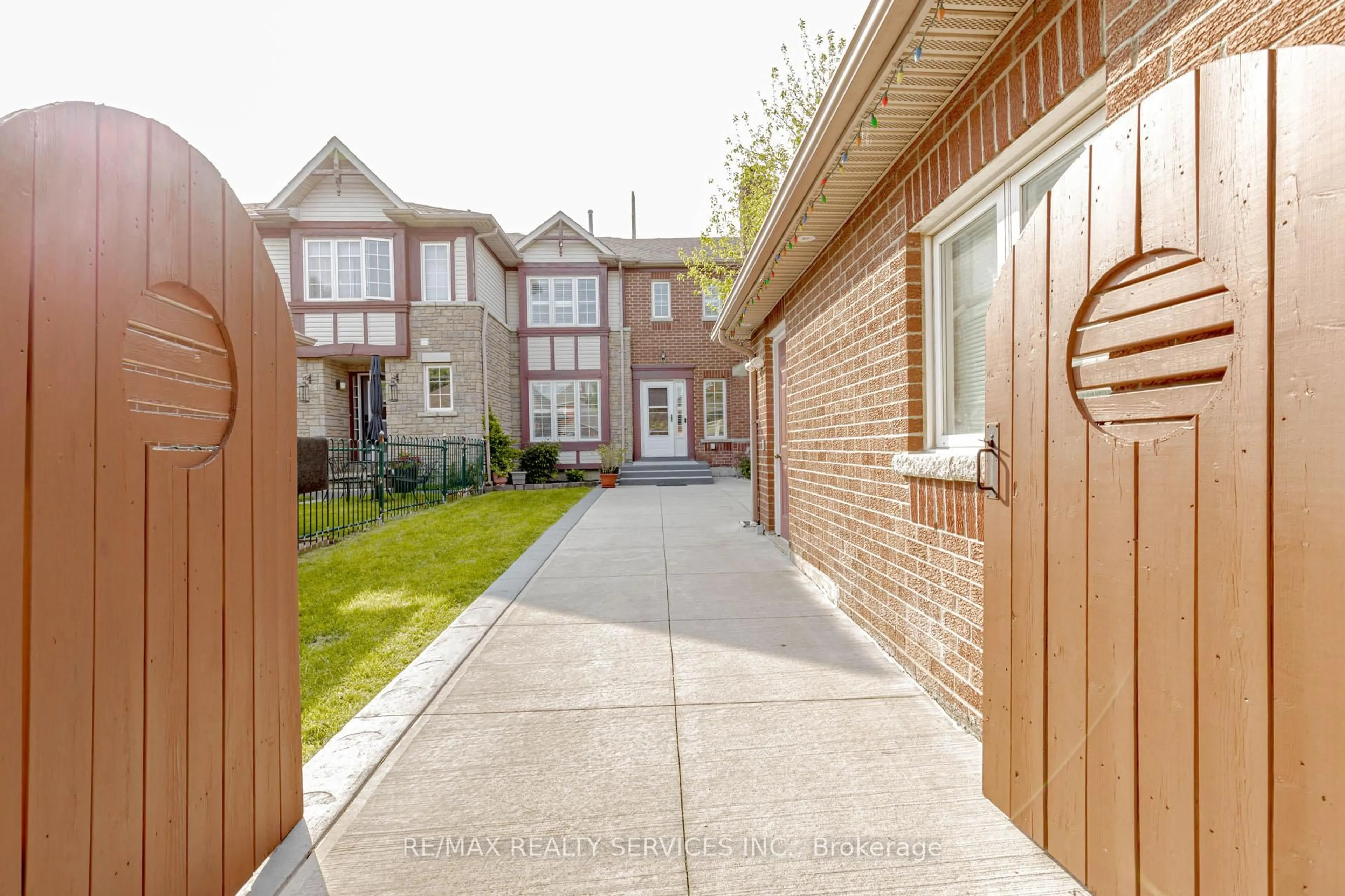 Home with brick exterior material, street for 1135 Bellarosa Lane, Mississauga Ontario L5V 1L3