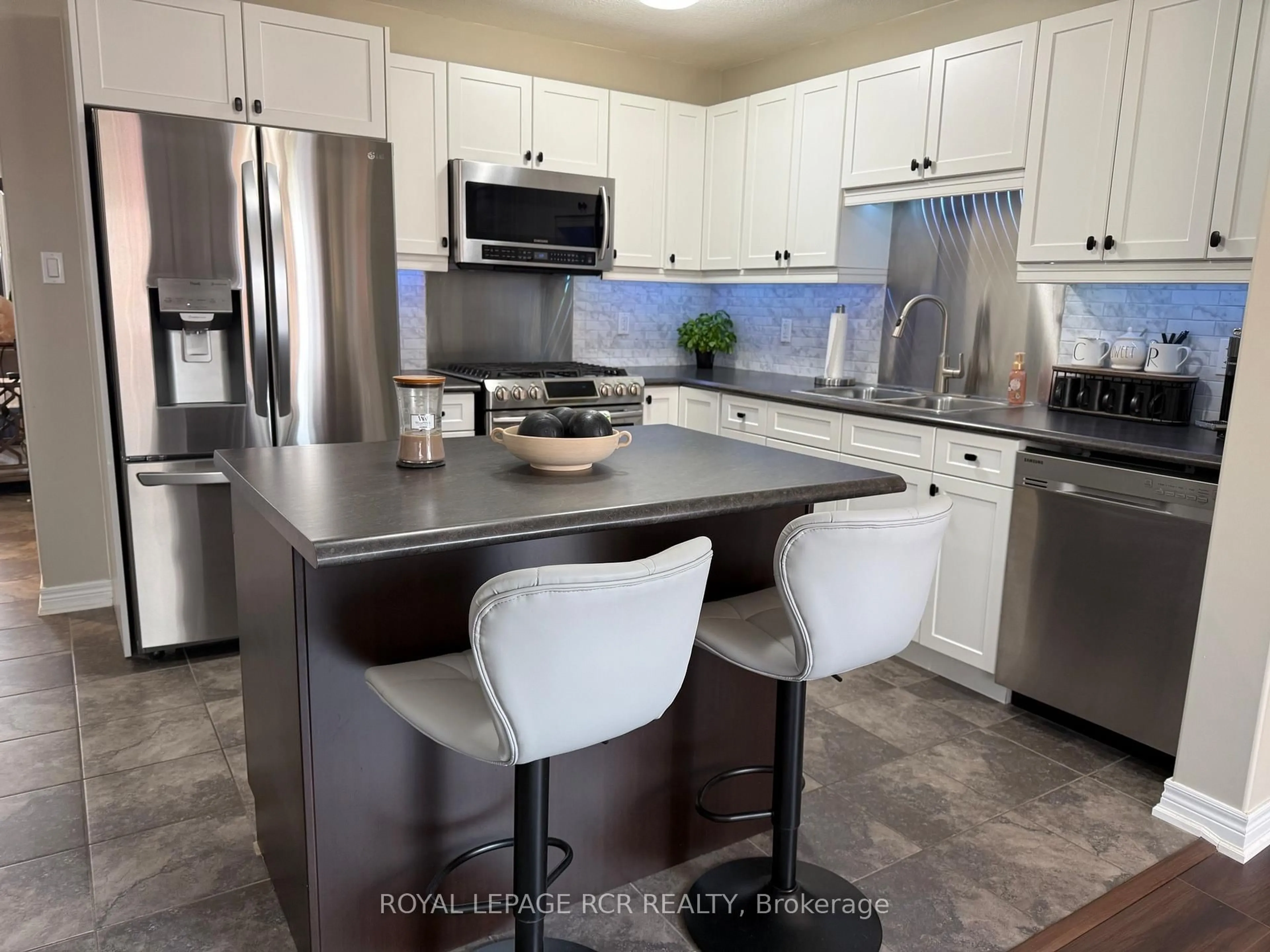 Open concept kitchen, ceramic/tile floor for 112 Parkinson Cres, Orangeville Ontario L9W 6X3